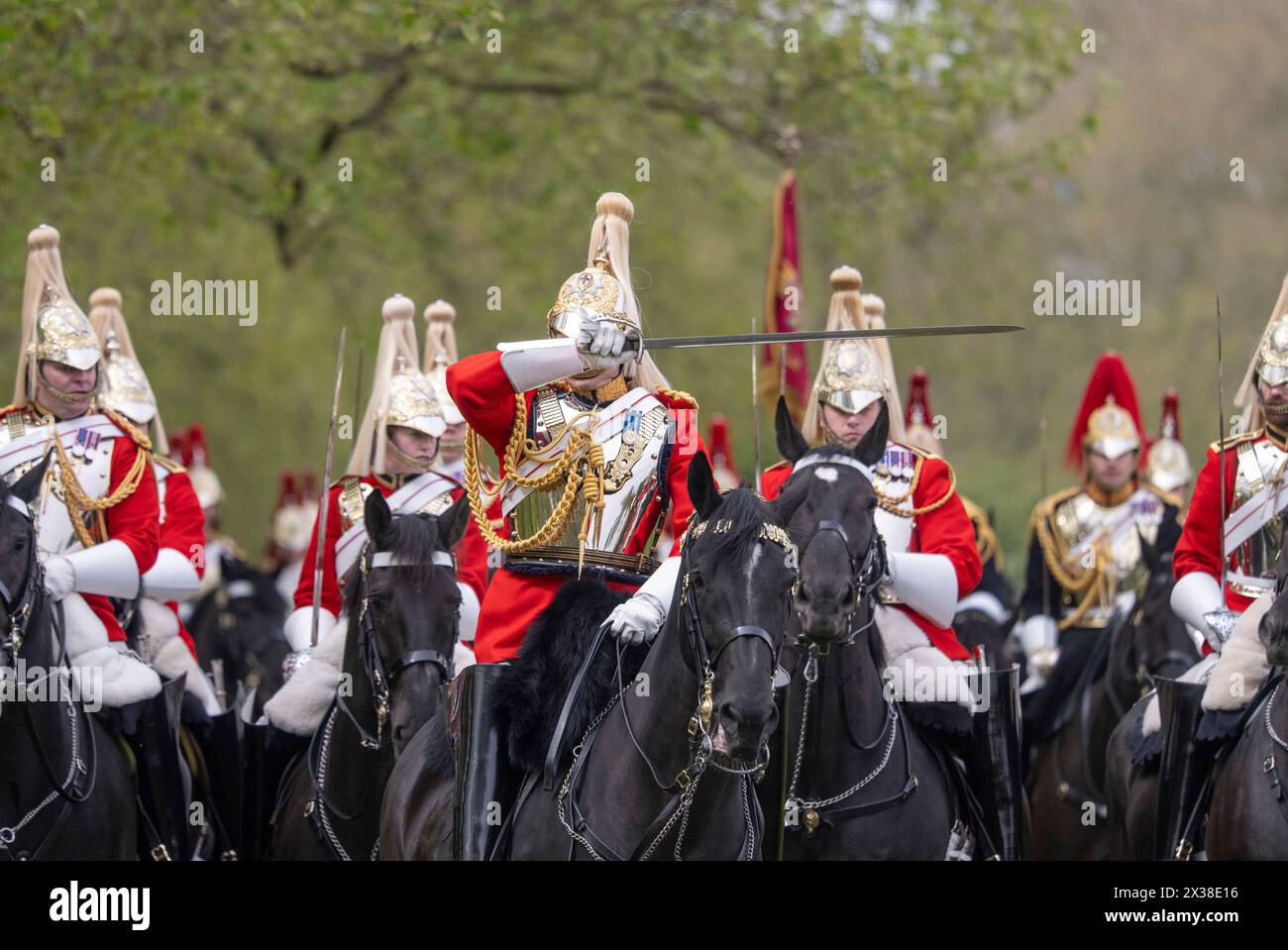 Hyde Park, London, Großbritannien. April 2024. Die Leibwächterparade des Königs im Hyde Park, um ihre Bereitschaft für einen weiteren hektischen Sommer zu beweisen. Nach intensiven Vorbereitungen mit hundertstündigem Training wird das Household Kavallerry Mounted Regiment während seiner jährlichen Inspektion durch Major General James Bowder OBE, den General Officer, der die Household Division kommandiert, auf Herz und Nieren geprüft. Der Major General, der Jumping Jack reitet, inspiziert das Regiment, gebildet auf den Old Football Plätzen im Hyde Park. Quelle: Malcolm Park/Alamy Live News Stockfoto