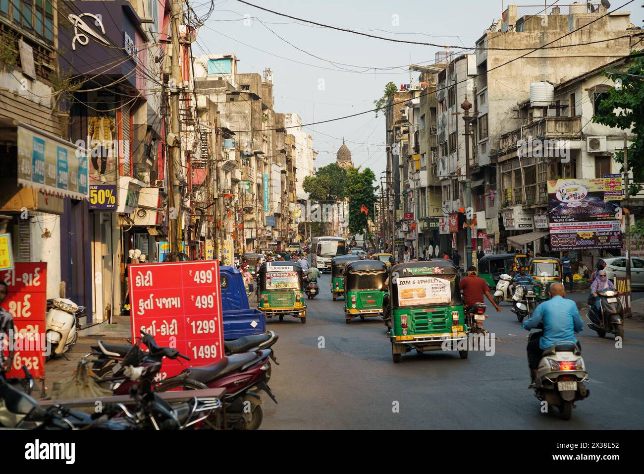 Vadodara, Indien - 15. Oktober 2023: Verkehr und Menschen werden im Chaos der Altstadt gesehen. Chaotische indische Stadt Stockfoto