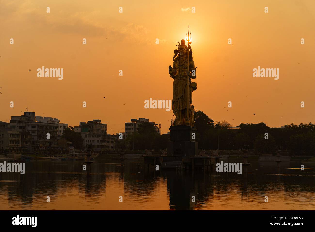 Die Statue des Hindugottes Lord Shiva im Sursagar Lake ist bei Sonnenuntergang in der Stadt Vadodara im Bundesstaat Gujarat zu sehen. Der Begriff der hinduismus-Religion Stockfoto