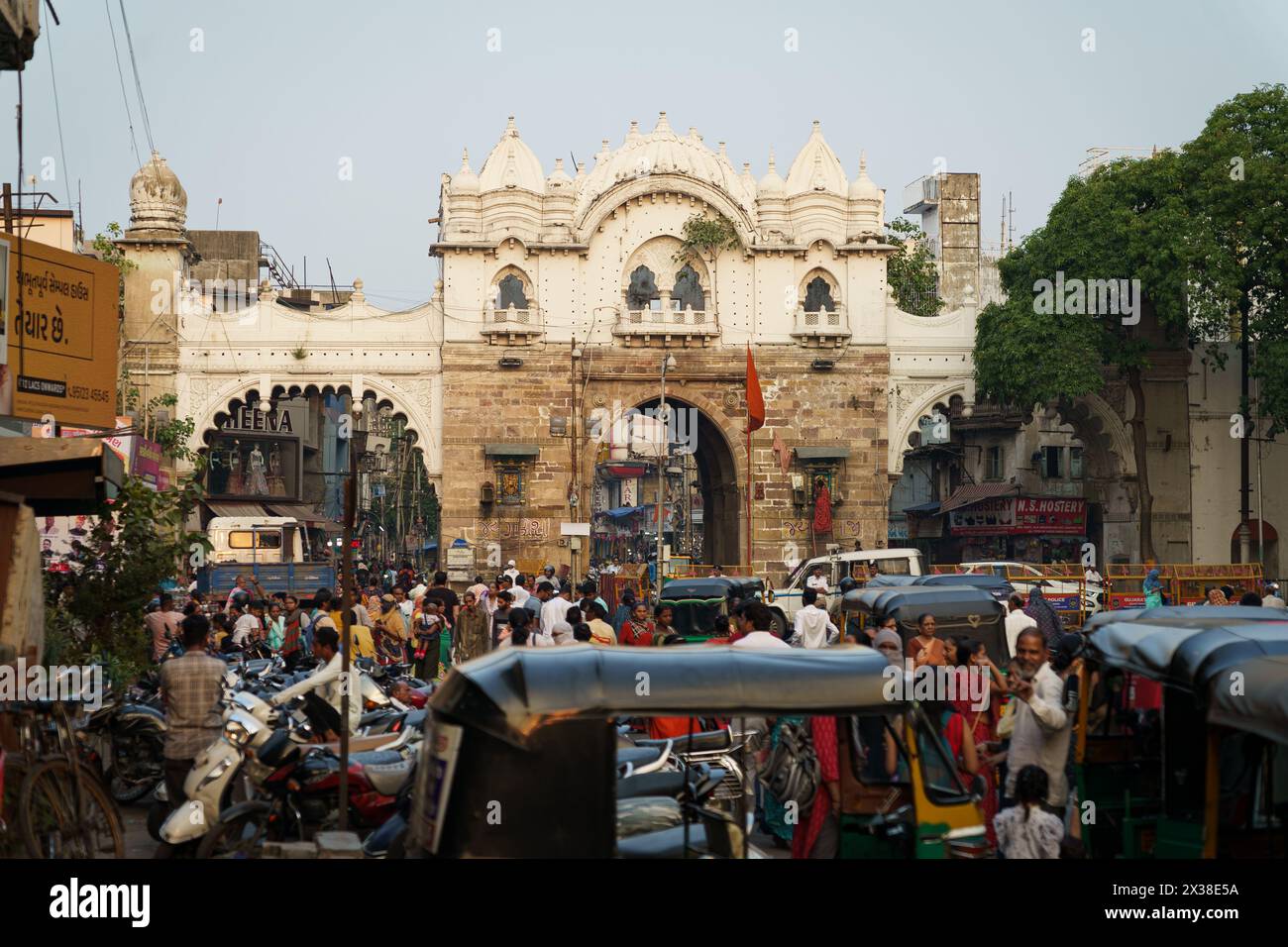 Vadodara, Indien - 15. Oktober 2023: Verkehr und Menschen werden im Chaos der Altstadt gesehen. Chaotische indische Stadt Stockfoto