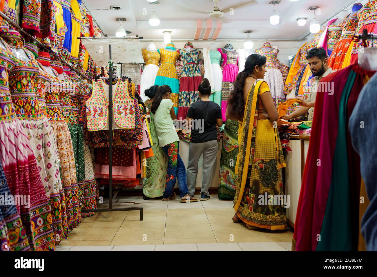 Vadodara, Indien - 15. Oktober 2023: indische Frauen werden beim Einkaufen traditioneller indischer Saris in einem Saree-Shop gesehen. Konzept der indischen Wirtschaft und Macht der Stockfoto