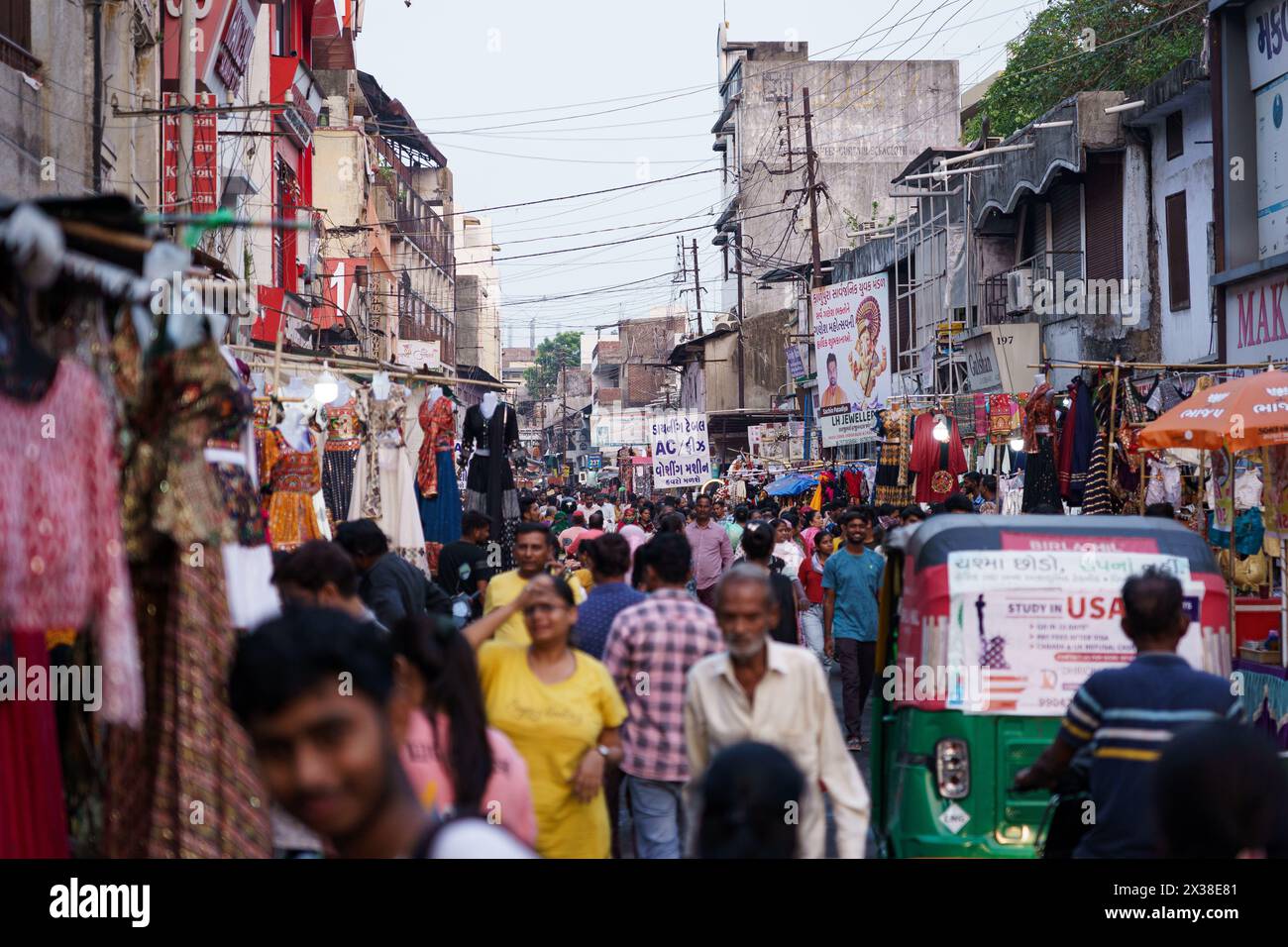 Vadodara, Indien - 15. Oktober 2023: Verkehr und Menschen werden im Chaos der Altstadt gesehen. Chaotische indische Stadt Stockfoto