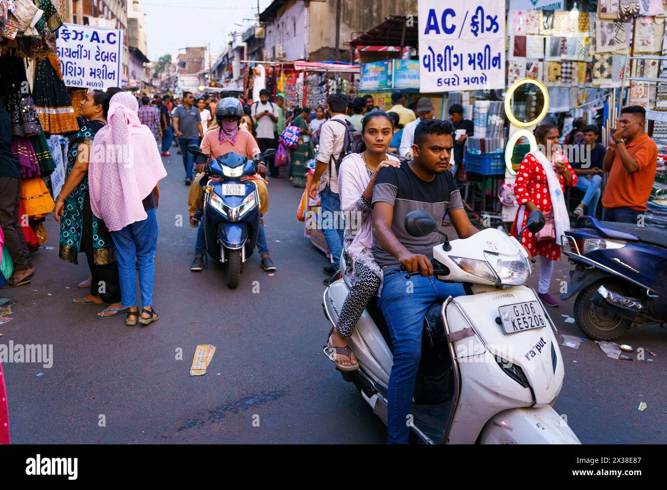 Vadodara, Indien - 15. Oktober 2023: Verkehr und Menschen werden im Chaos der Altstadt gesehen. Chaotische indische Stadt Stockfoto