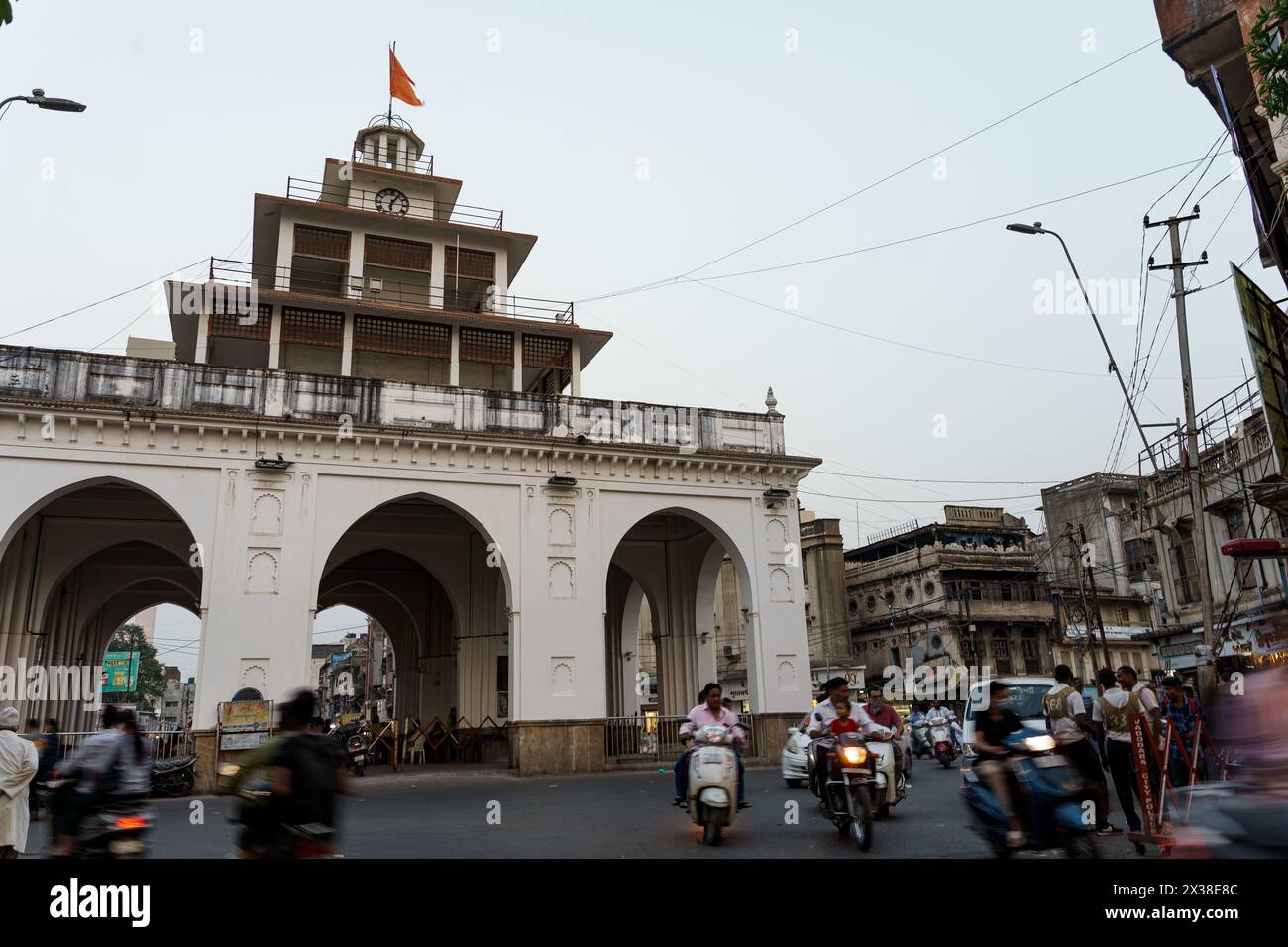 Vadodara, Indien - 15. Oktober 2023: Verkehr und Menschen werden im Chaos der Altstadt gesehen. Chaotische indische Stadt Stockfoto