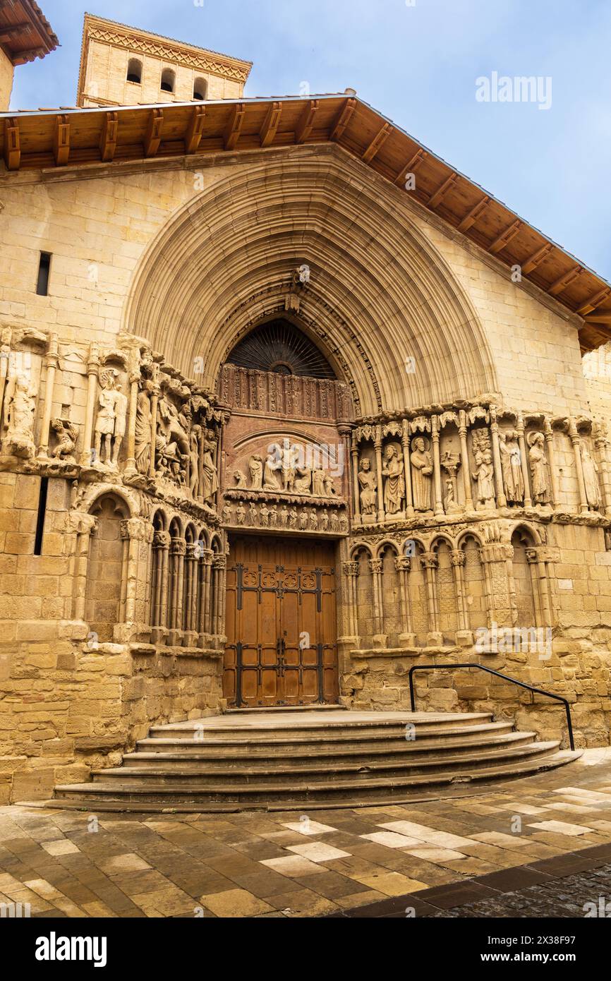 Die Kirche San Bartolomé und ihre große Eingangstür mit spitzen Archivolten im romanischen Stil, die älteste Kirche der Stadt Logroño. Rioja, Spanien. Stockfoto