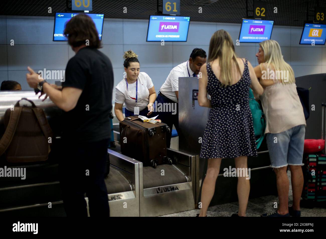 Recife, Brasilien. April 2024. PE - RECIFE - 04/25/2024 - RECIFE, FLUGHAFENBEWEGUNG - Passagierbewegung im Gepäckabgaberaum am Gilberto Freyre International Airport in Recife (PE), diesen Donnerstag (25). Der Flughafen Recife wurde von den World Airport Awards 2024 zum besten in Brasilien und zum fünftbesten in Südamerika gewählt. Foto: Marlon Costa/AGIF (Foto: Marlon Costa/AGIF/SIPA USA) Credit: SIPA USA/Alamy Live News Stockfoto