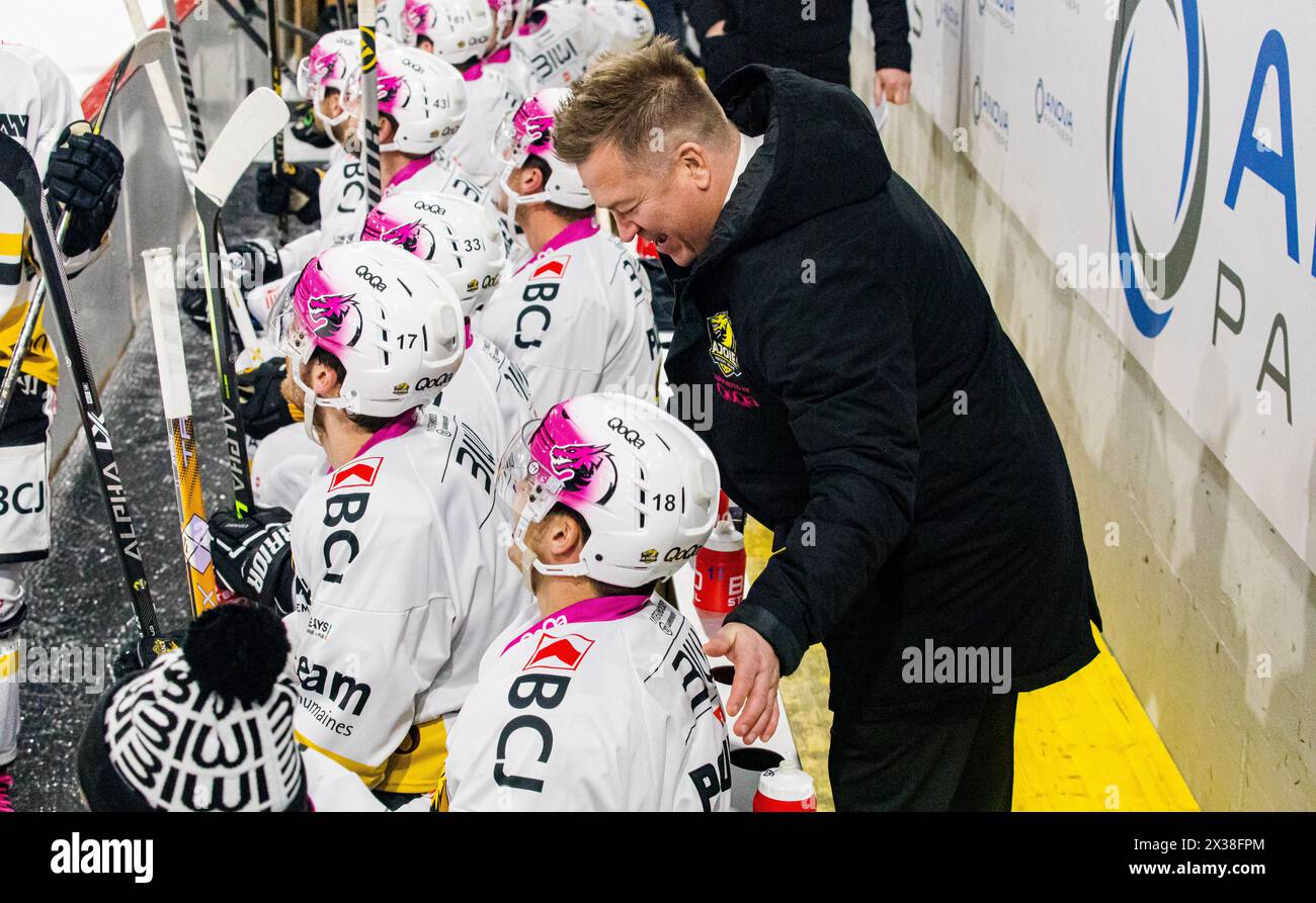 HC Ajoie Assistenztrainer Petteri Nummelin, während dem Spiel gegen den EHC Kloten in der Stimo Arena, auf der Spielerbank des HC Ajoie. (Kloten, Schw Stockfoto