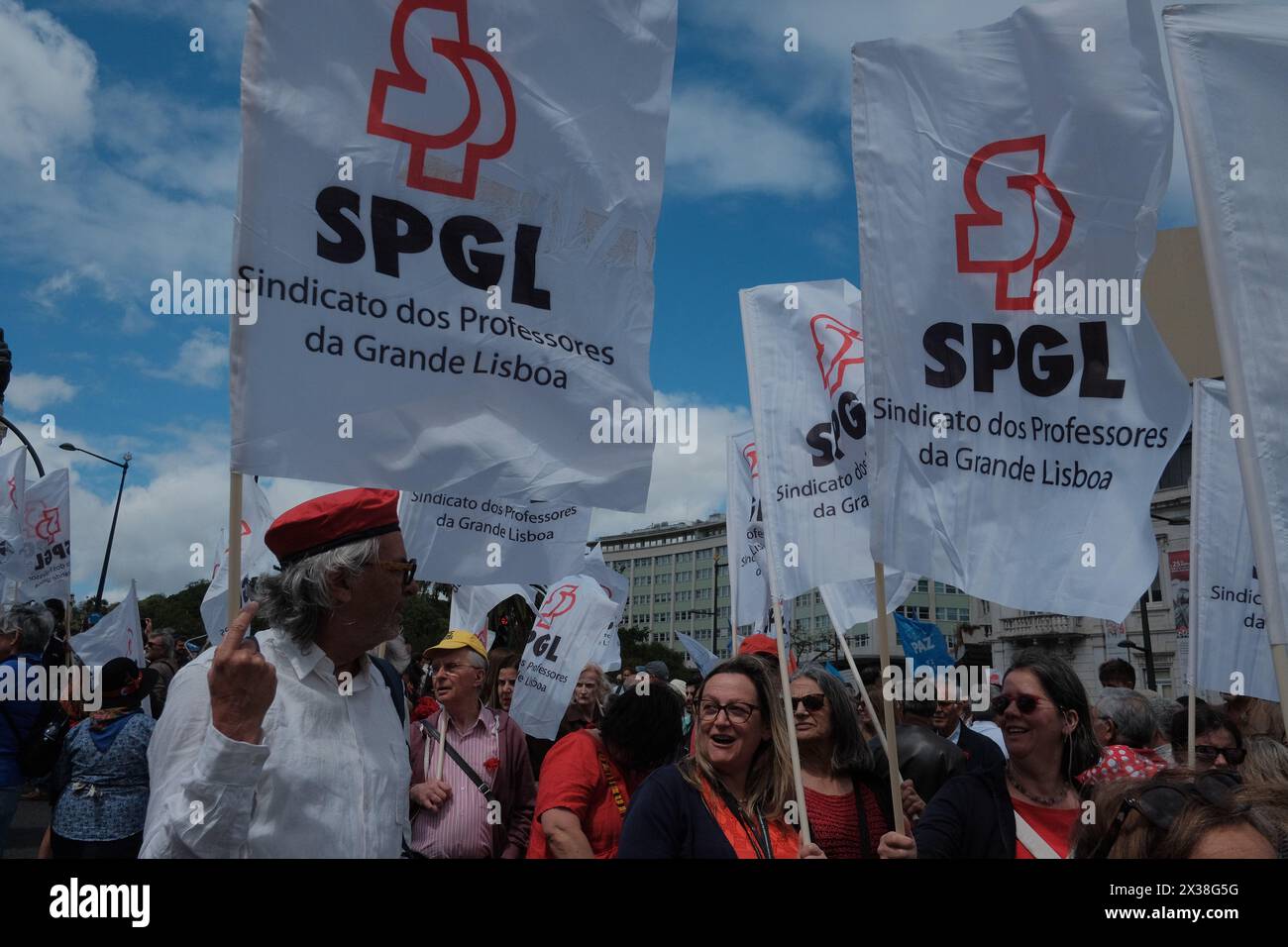 Lissabon, Portugal. April 2024. Die Menschen marschieren durch Lissabon, um den 50. Jahrestag der Nelkenrevolution zu feiern, aber auch um gegen mehrere Themen zu protestieren, mit denen Portugal konfrontiert ist. Die Menschen marschieren die Avenida da Liberdade hinunter nach Praca D. Pedro IV (Rossio), wo kulturelle Momente und Interventionen stattfinden. Die Veranstaltung ist offen für alle und lädt die Öffentlichkeit ein, an den Feierlichkeiten teilzunehmen. Quelle: Joao Daniel Pereira/Alamy Live News Stockfoto