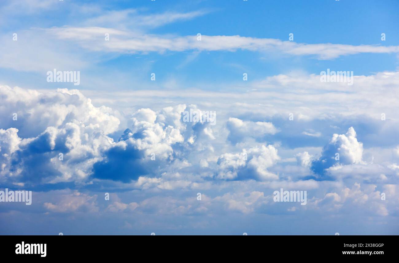 Hintergrundfoto des bewölkten Himmels an einem sonnigen Tag. Verschiedene Arten von Wolken sind im blauen Himmel Stockfoto