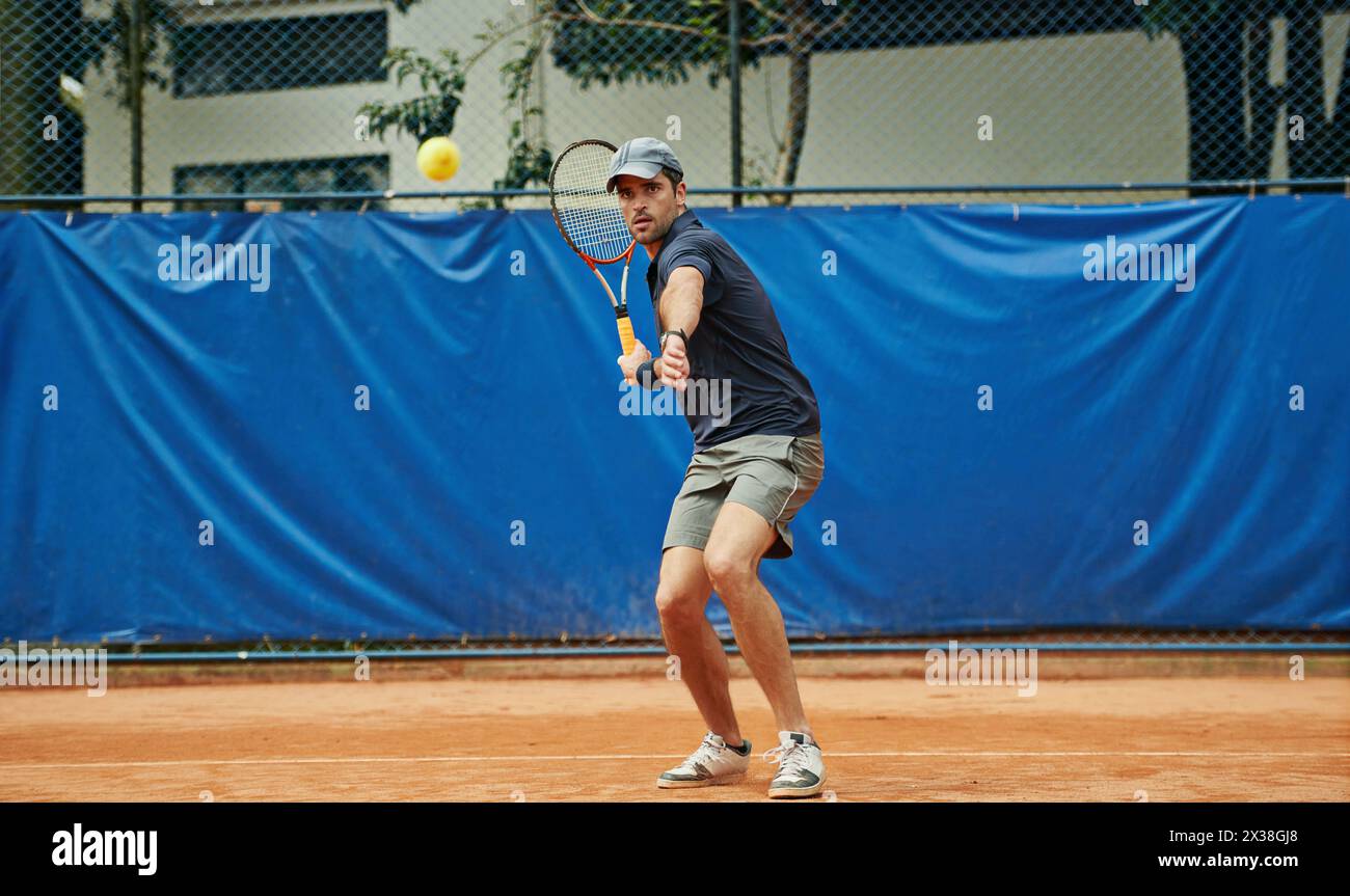Mann, Tennisball und Spiel im Freien, Sport und Spiel für Wettkämpfe oder Training. Männlicher Mensch, Sportler und bereit für Training oder Sport Stockfoto