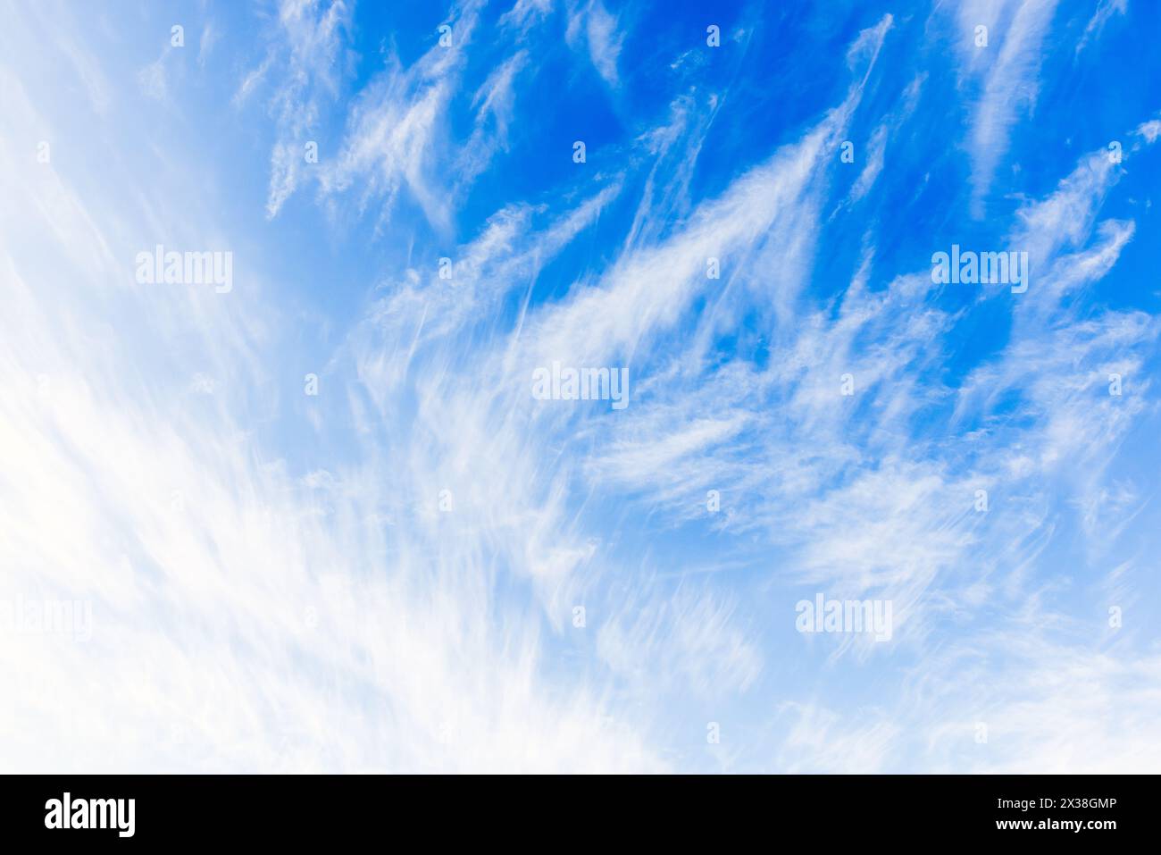 Weiße Zirruswolken sind in blauem Himmel, natürliche Hintergrundfotostruktur aufgenommen an einem windigen Tag Stockfoto
