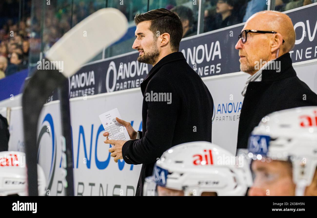 Lugano Headcoach Luca Gianinazzi (links) und Matti Alatalo, während dem Spiel gegen den EHC Kloten in der Stimo Arena, auf der Spielerbank. (Kloten, S Stockfoto