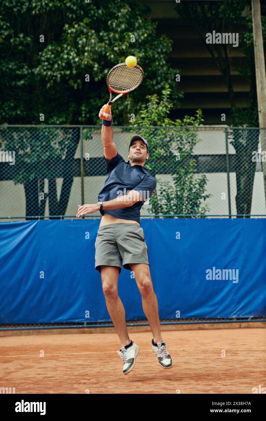 Mann, Schläger und Spiel in Outdoor-Tennisspielen, Spiel und Platz für Wettkämpfe oder Training. Männlicher Mensch, Sportler und Sport zum Training oder Sport Stockfoto