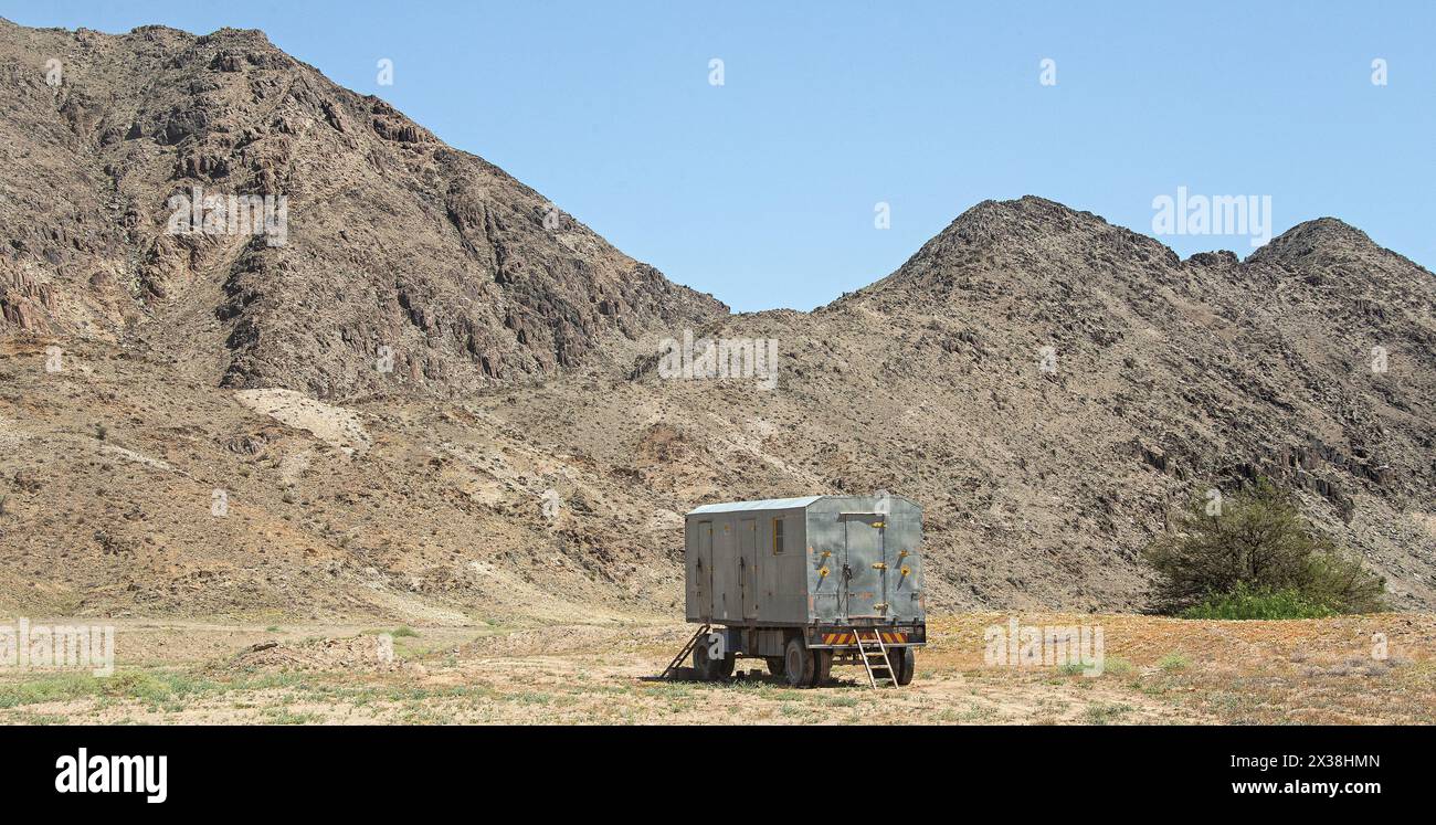 Das Mobilheim des Graderbetreibers, der die Straße entlang des Orange River nach den Sommerregnern repariert. Stockfoto