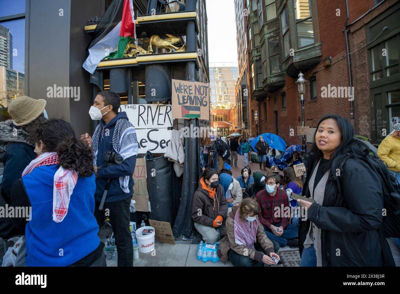 Boston, Massachusetts, USA, 24. April 2024. Studenten des Emerson College und nicht-Emerson-Studenten protestieren gegen IsraelÕs den Krieg in Gaza. Studenten blockieren eine Gasse, die mehrere Gebäude des Emerson College und das Massachusetts Transportation Building verbindet. Die Gasse ist ein öffentlicher Fußweg. (Rick Friedman) Stockfoto