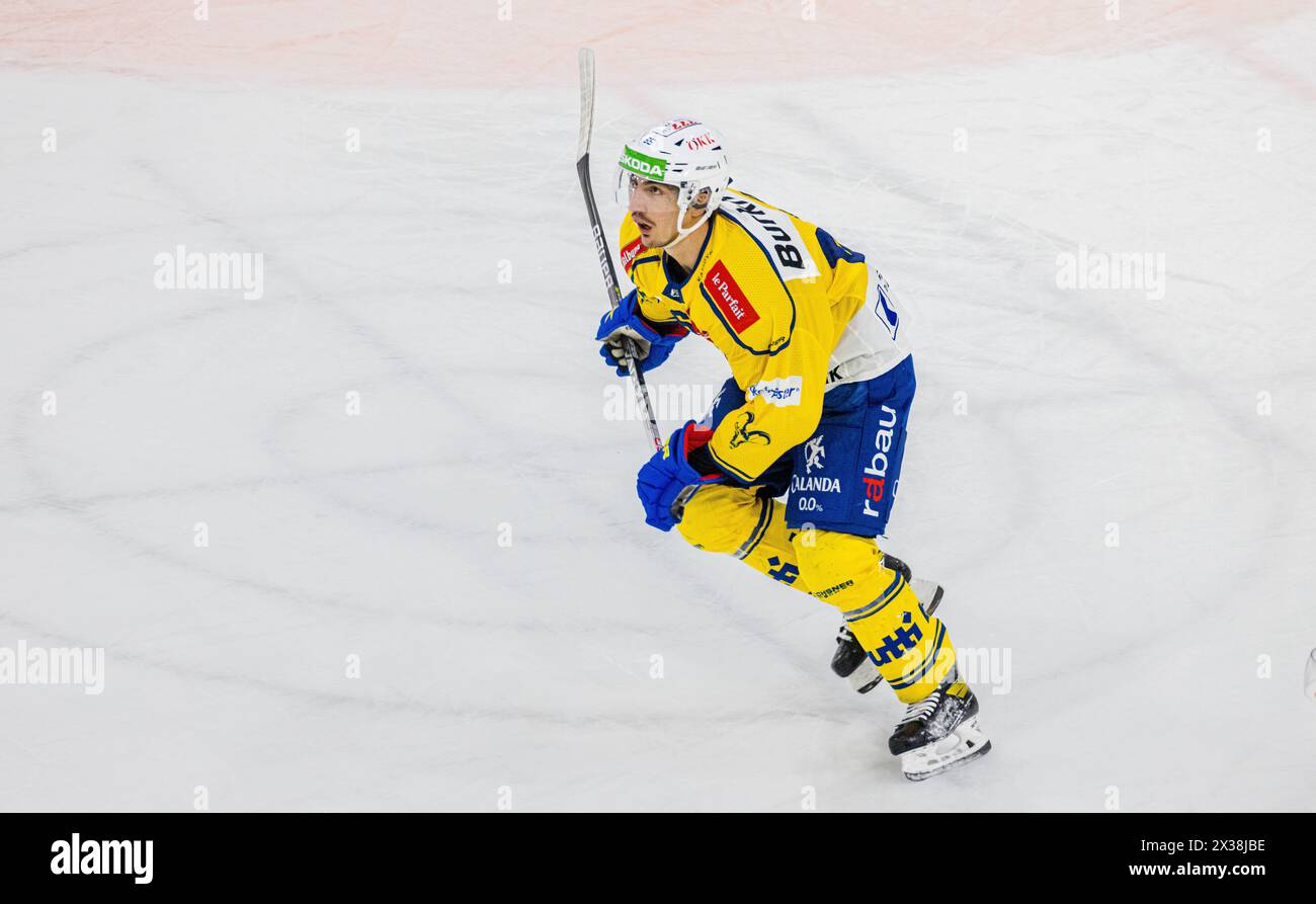 HC Davos Stürmer #65 Marc Wieser eilt, während dem Spiel gegen den EHC Kloten in der Stimo Arena, zurück ins eigene Verteidigungsdrittel. (Kloten, Sch Stockfoto