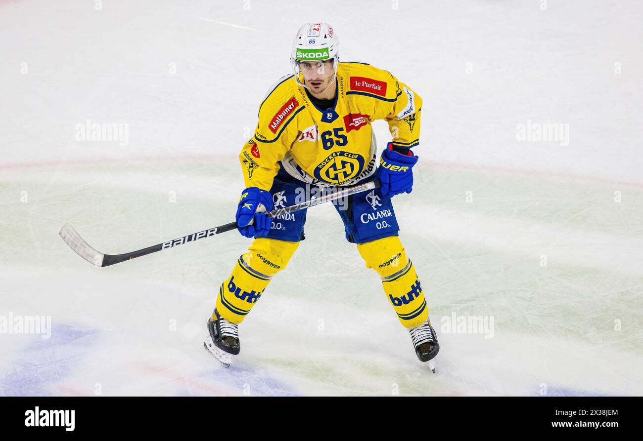 HC Davos Stürmer #65 Marc Wieser während dem Spiel gegen den EHC Kloten in der Stimo Arena. (Kloten, Schweiz, 03.12.2022) Stockfoto