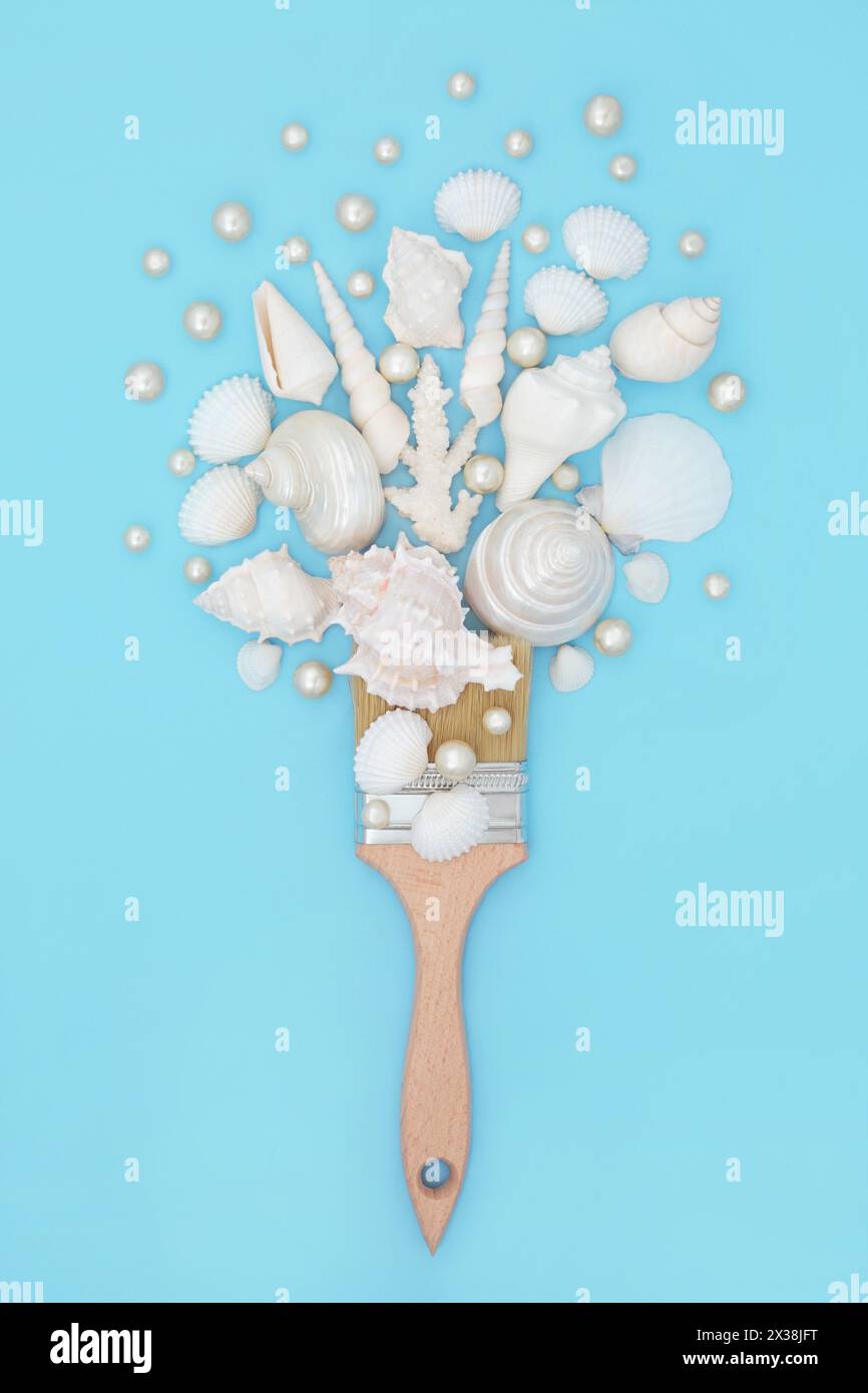 Surreale Kunst Muscheln und Austernperlen Pinseldesign auf pastellfarbenem türkisfarbenem Hintergrund. Natur Meeresleben Spaß abstrakte Sommermalerei Komposition. Stockfoto