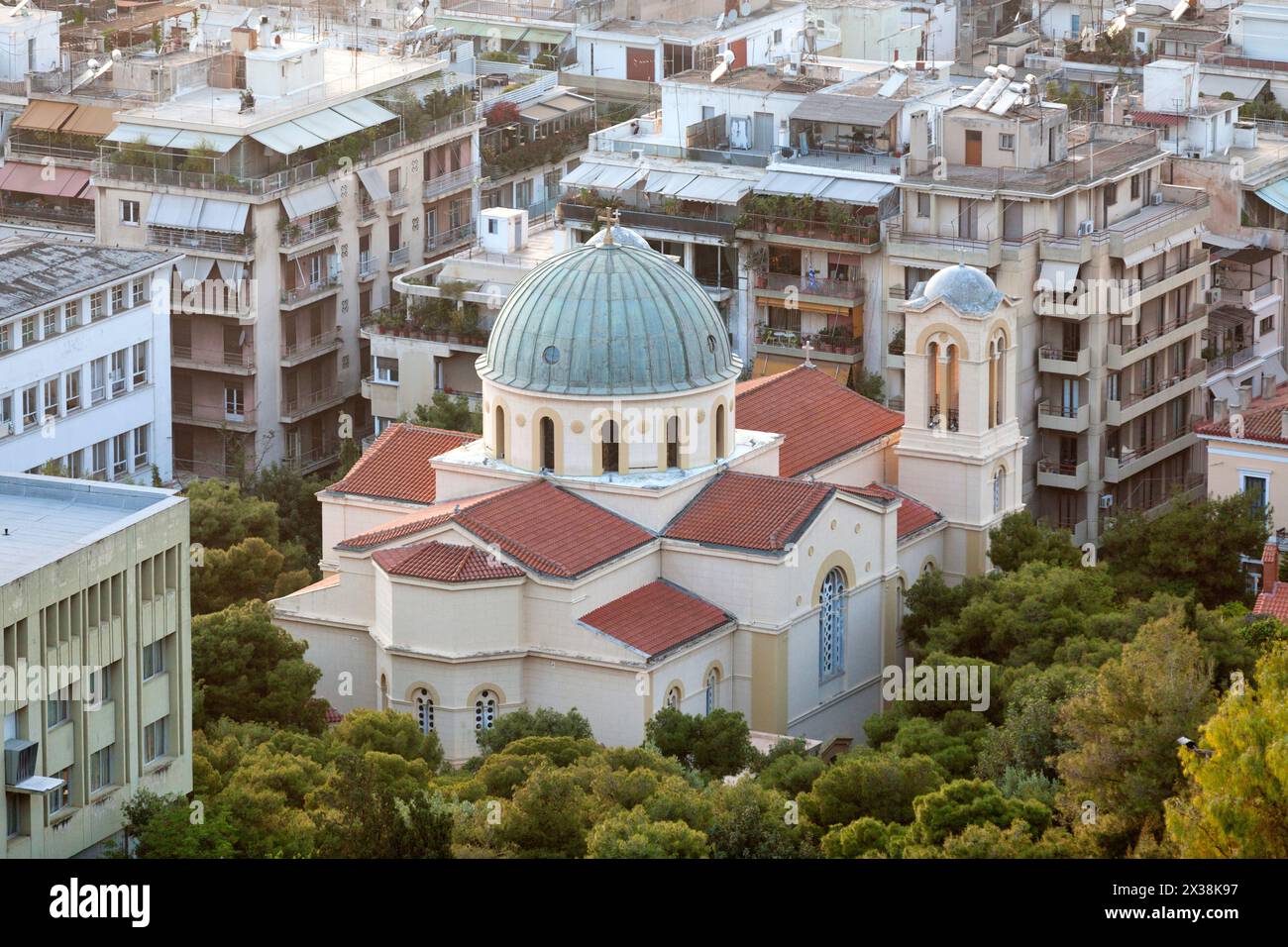 Aus der Vogelperspektive der Nikolaikirche (griechisch Ιερός Ναός Αγίου Νικολάου Πευκακίων) vom Lycabettus-Berg in Athen, Griechenland. Stockfoto