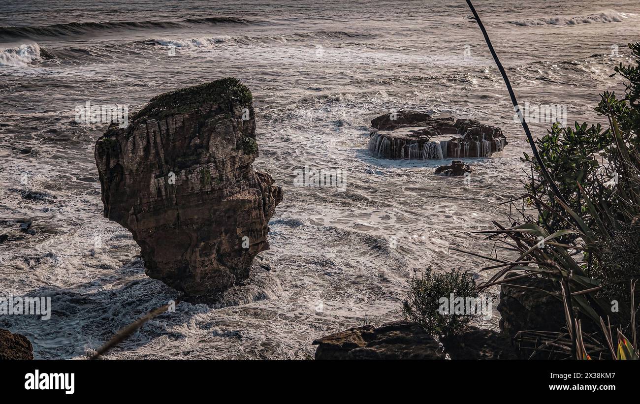 Natural Rock sieht aus wie Human Head and Face bei Pancake Rocks and Blowholes Stockfoto