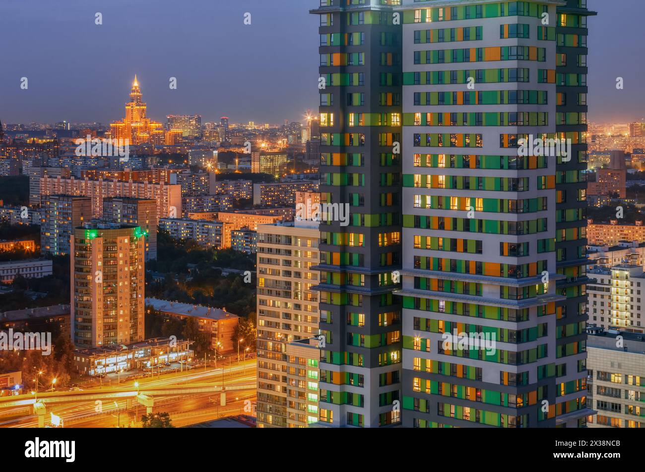 Teil eines hohen Wohngebäudes und Panorama von Moskau, Russland bei Nacht Stockfoto