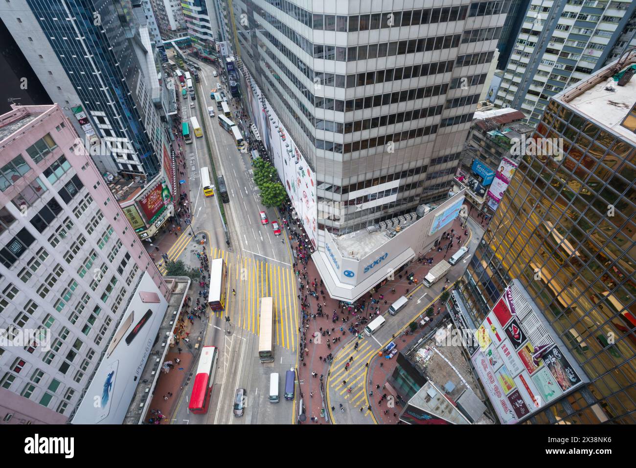 HONGKONG, CHINA - 3. Februar 2016: (Draufsicht) Straße in der Stadt. Hongkong ist eines der größten Geschäftszentren in Asien und der ganzen Welt und hat mehr gebaut Stockfoto