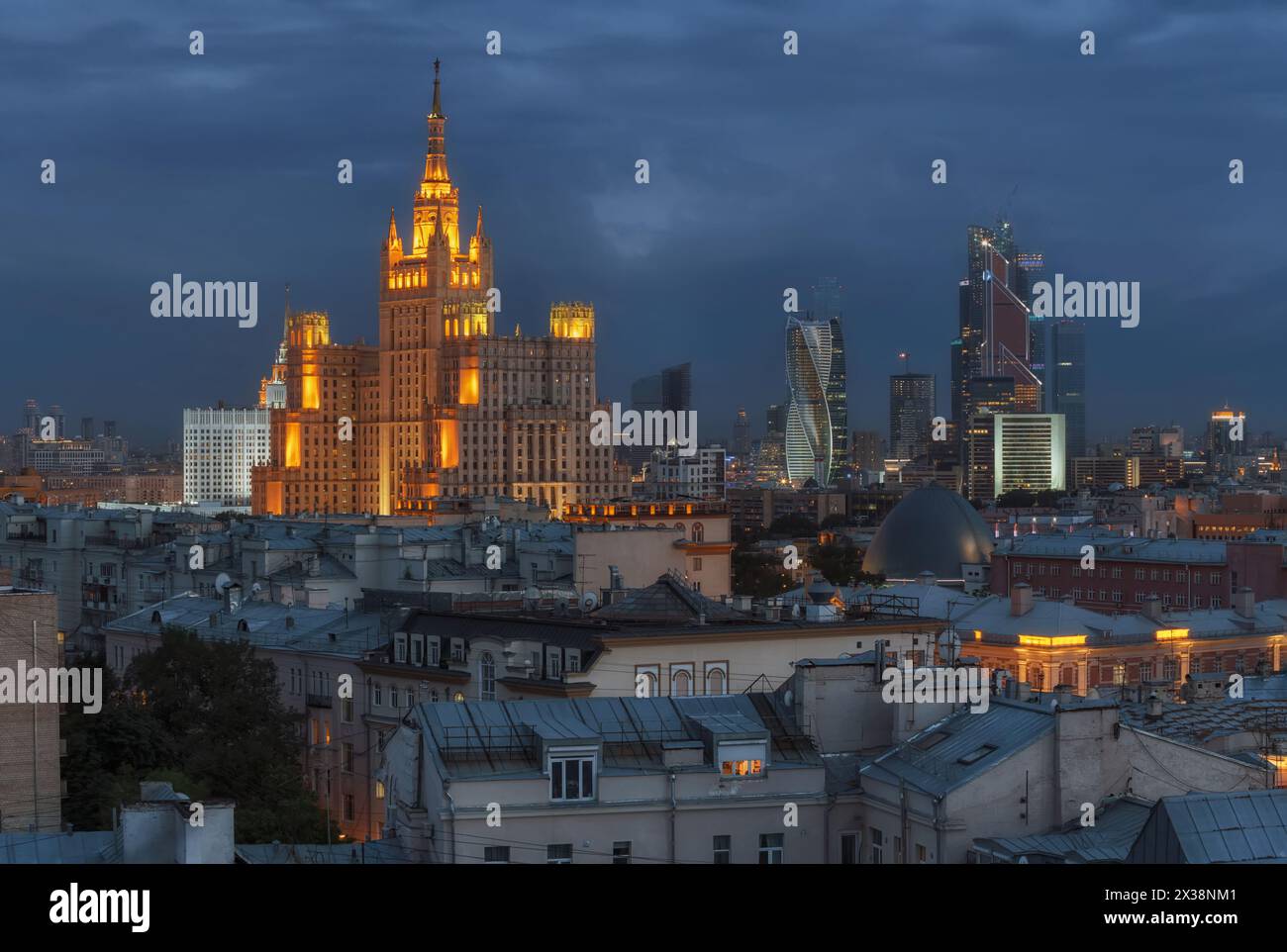 Wohngebäude auf dem Platz Kudrinskaja (Stalin-Wolkenkratzer) bei Nacht in Moskau, Russland Stockfoto