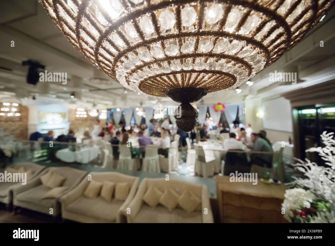 MOSKAU - 18. Februar 2017: Dekorativer Kugelleuchter hängt bei der Hochzeit im Restaurant Gänse-Schwäne im Izmailovo Hotel von der Decke Stockfoto