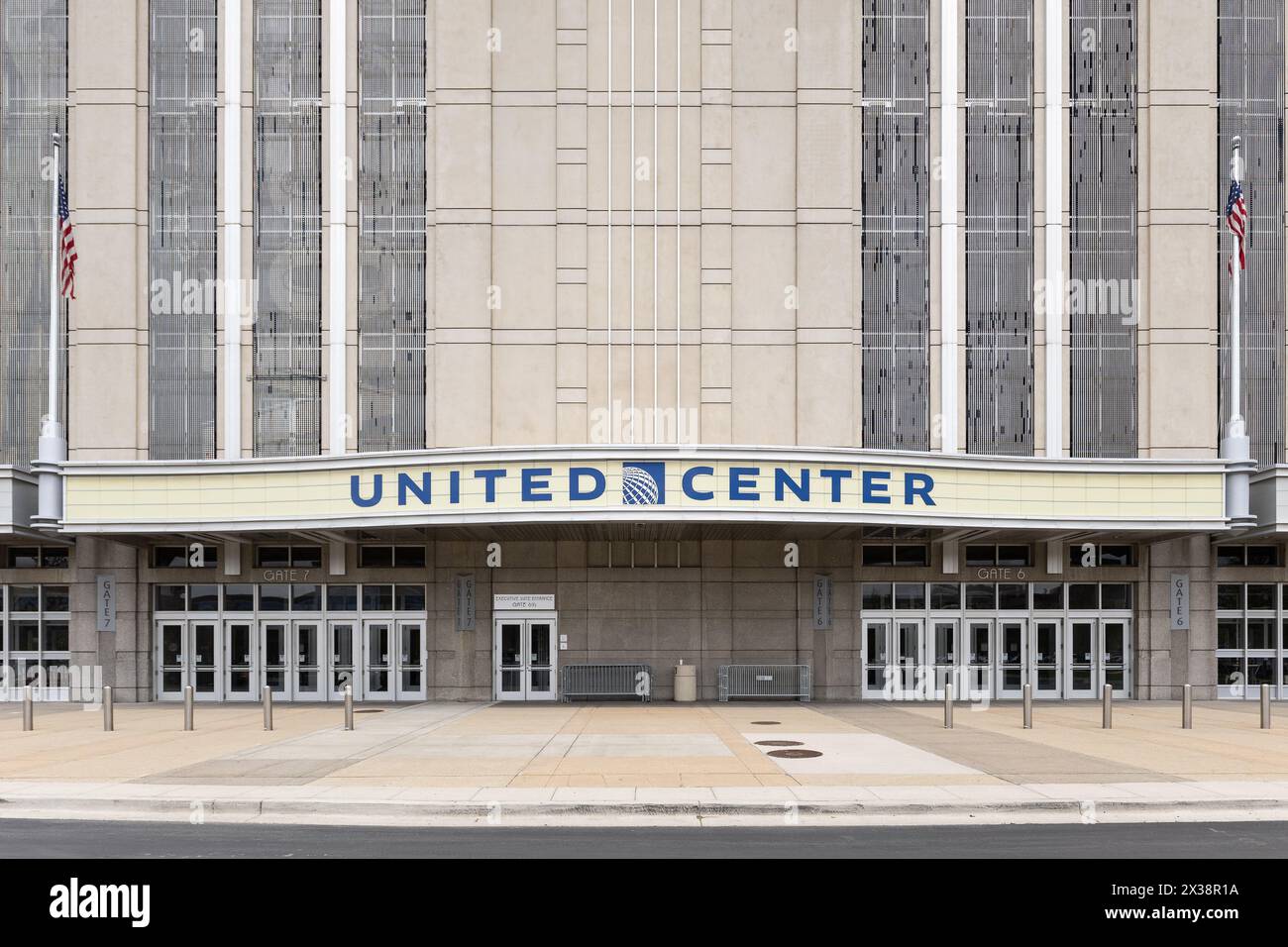 Das 1994 eröffnete United Center ist das größte Indoor-Unterhaltungszentrum in Chicago und Heimstadion der Chicago Blackhawks und Bulls. Stockfoto