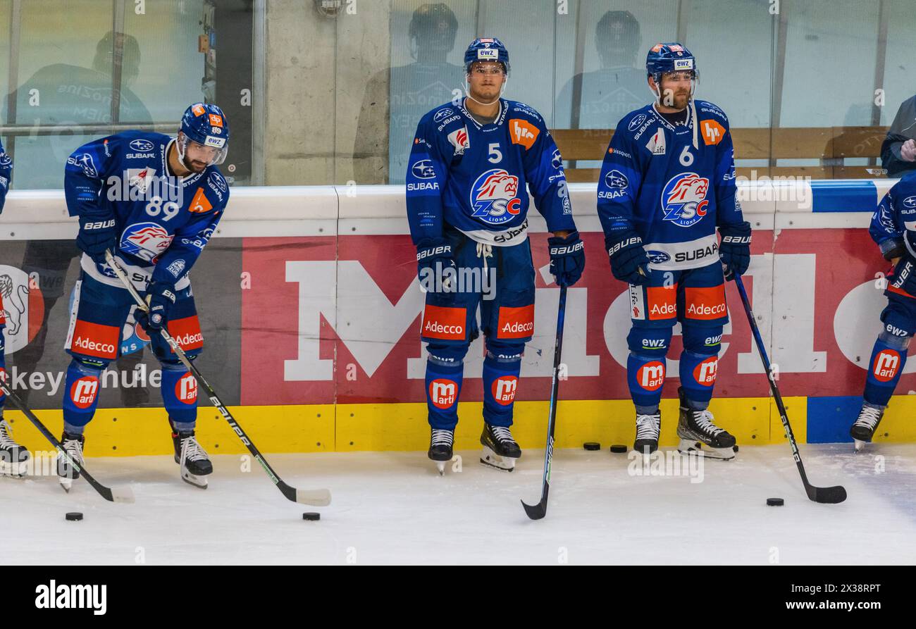 Die drei ZSC Lions Spieler #89 Dominik Diem, #5 Enzo Guebey und #6 Yannick Weber während dem Einlaufen vor dem Testspiel gegen den Düsseldorfer EG. (Z Stockfoto