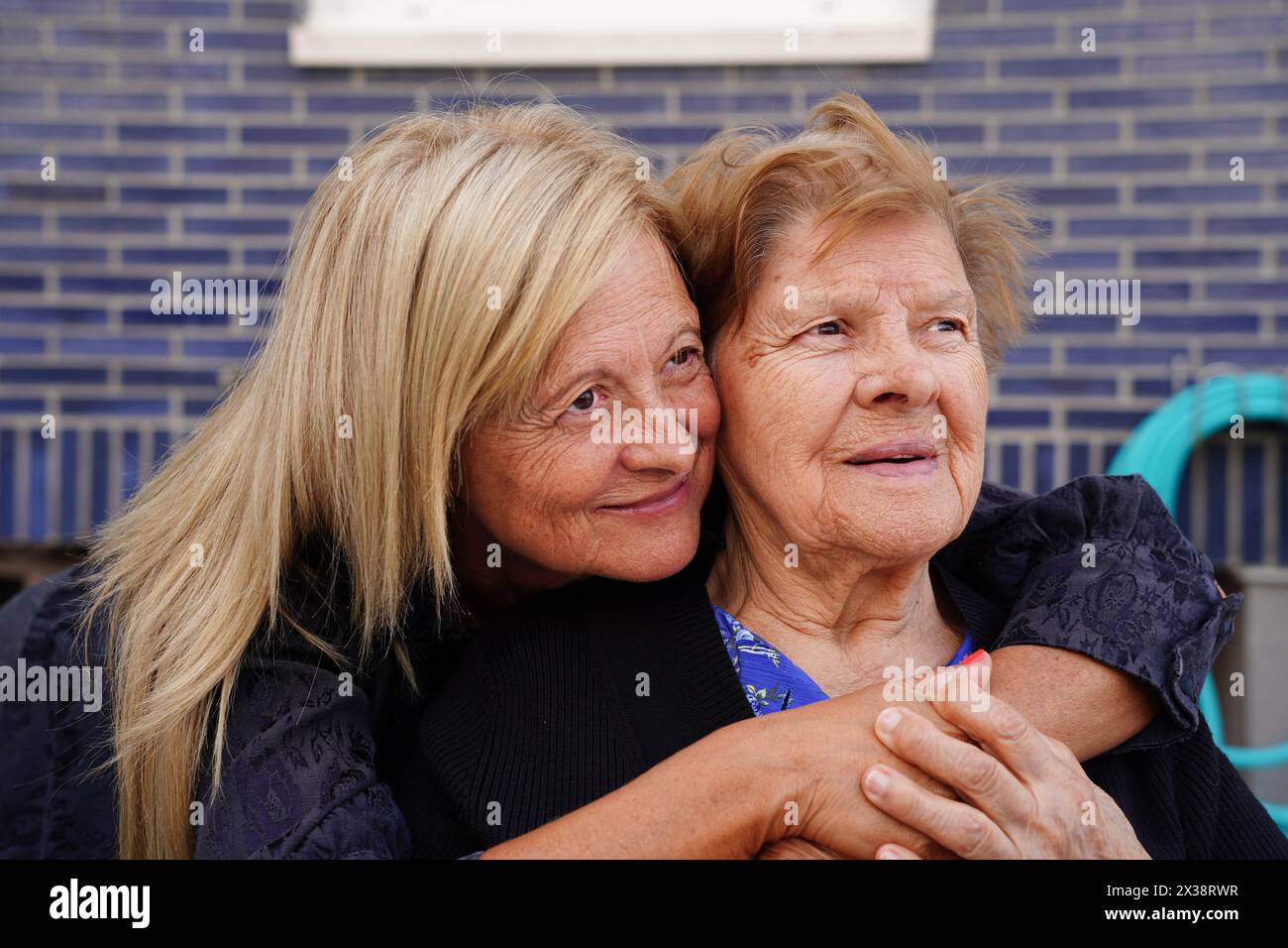 Mutter und Tochter schauen nach draußen. Liebe in der Familie Stockfoto