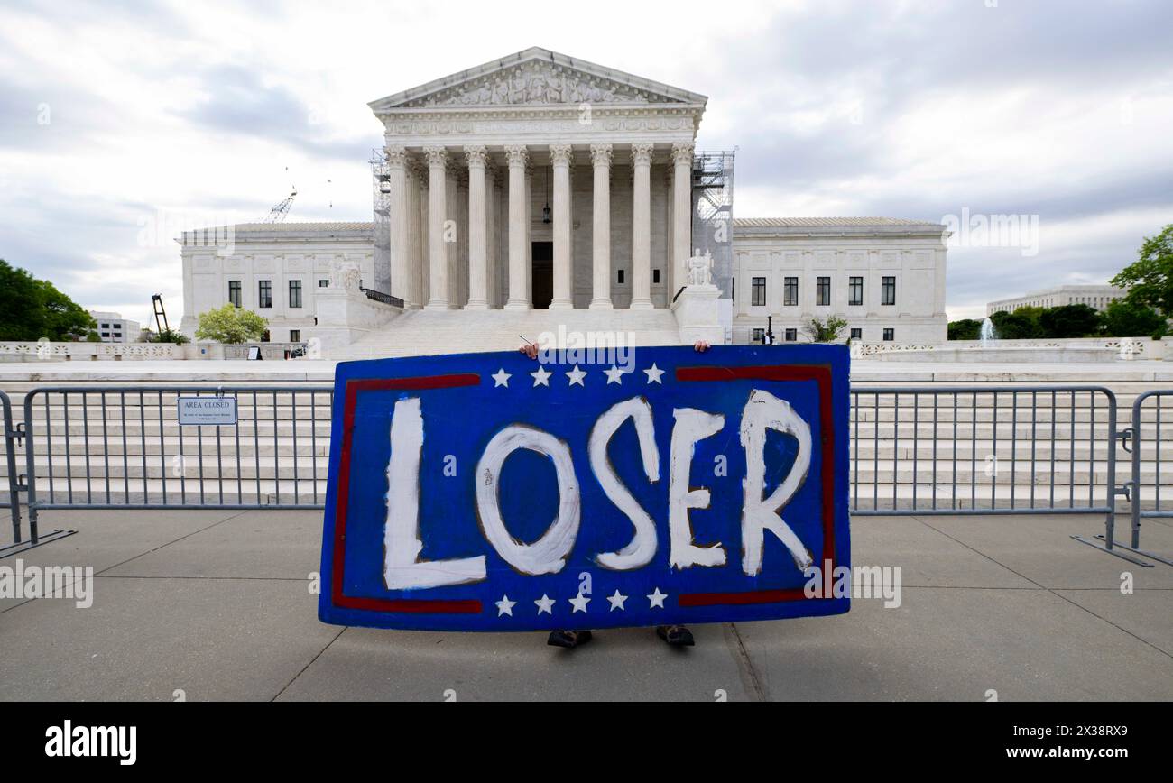 25. April 2024 – Washington, District of Columbia, USA – Menschen demonstrieren außerhalb des Obersten Gerichtshofs der Vereinigten Staaten, während die Richter Argumente hören, ob Donald Trump wegen der Anklage zur Rechenschaft gezogen werden kann, er habe versucht, die Ergebnisse der Präsidentschaftswahlen 2020 zu stürzen. Trumps Anwälte behaupten, dass er vor Strafverfolgung immun sei, weil er Präsident war, ein Plädoyer, der an Richard Nixons Aussage während eines Interviews mit David Frost im Jahr 1977 erinnert: „Wenn ein Präsident das tut, bedeutet das, dass es nicht illegal ist. (Credit Image: © Brian Cahn/ZUMA Press Wire) NUR REDAKTIONELLE VERWENDUNG! Nicht für Commercia Stockfoto