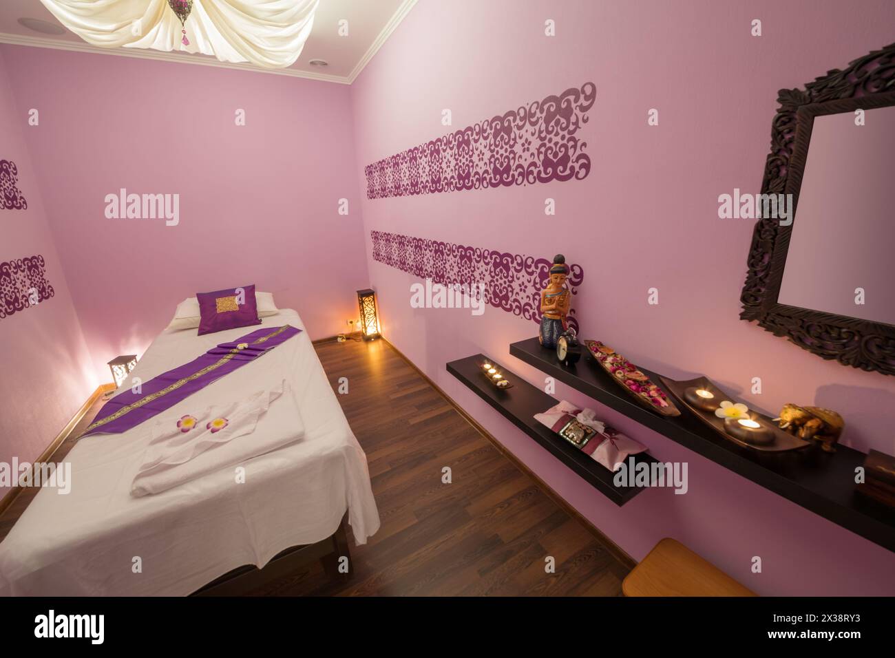 Leeres privates Zimmer mit Bett für thai-Massage und asiatischer Dekoration Stockfoto