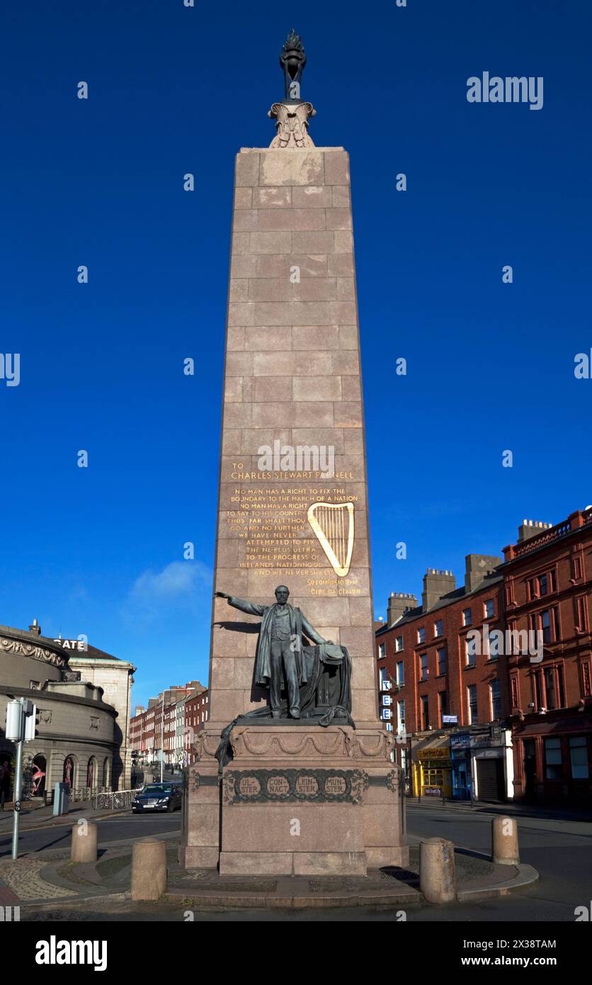 Die Bronzestatue von Charles Stewart Parnell, an der Kreuzung von O'Connell Street und Parnell Square, Dublin City, Irland Stockfoto
