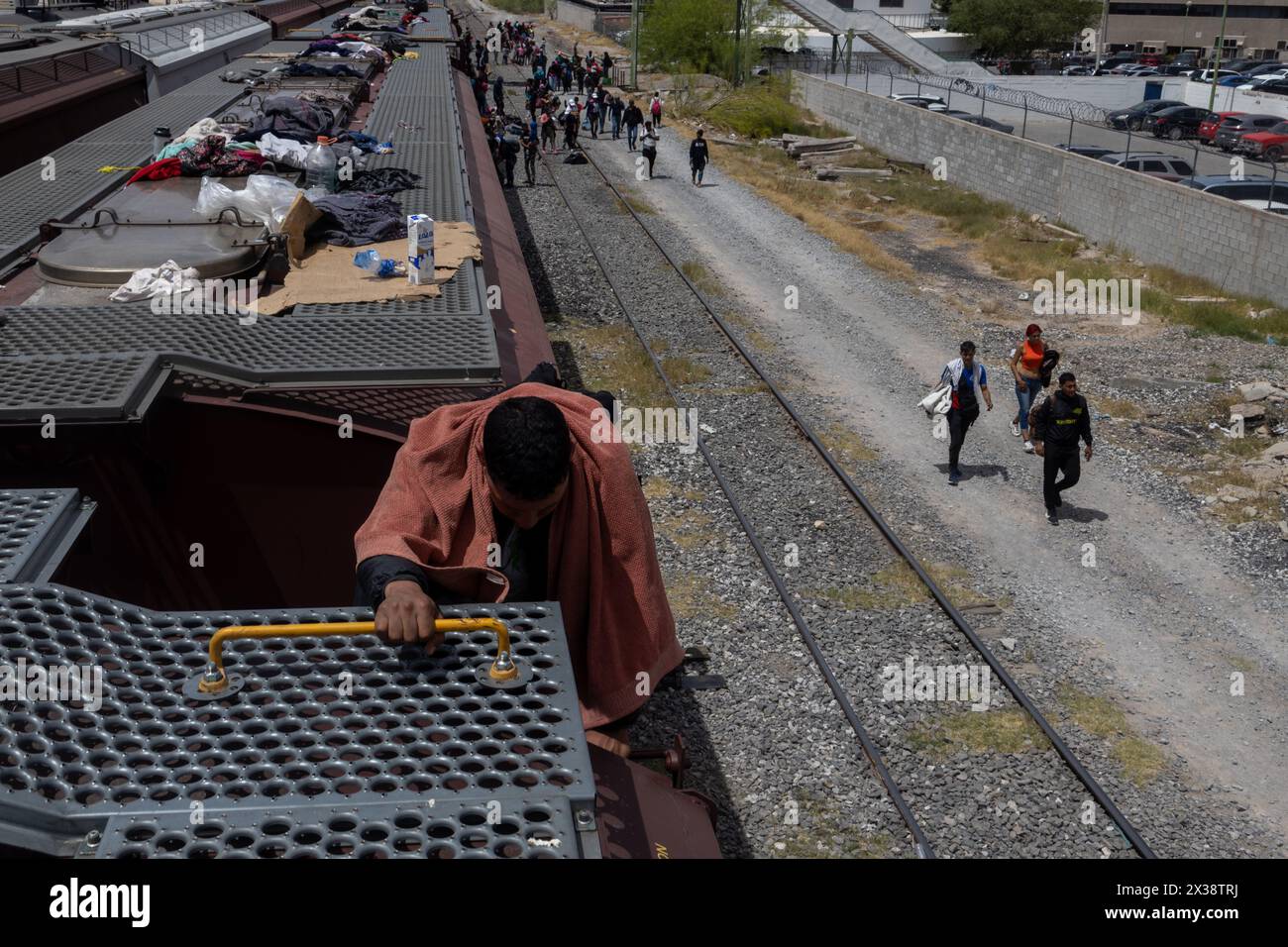 24. April 2024: Fast 700 Migranten kamen in Ciudad Juarez an Bord des als „La Bestia“ bekannten Zuges an und wollten in Richtung Rio Grande fahren, um die Grenze zu überqueren. Nach dem Treffen mit der texanischen Nationalgarde entschieden sich die Migranten jedoch, die Nacht auf mexikanischem Boden zu verbringen (Credit Image: © David Peinado/ZUMA Press Wire). Nicht für kommerzielle ZWECKE! Stockfoto