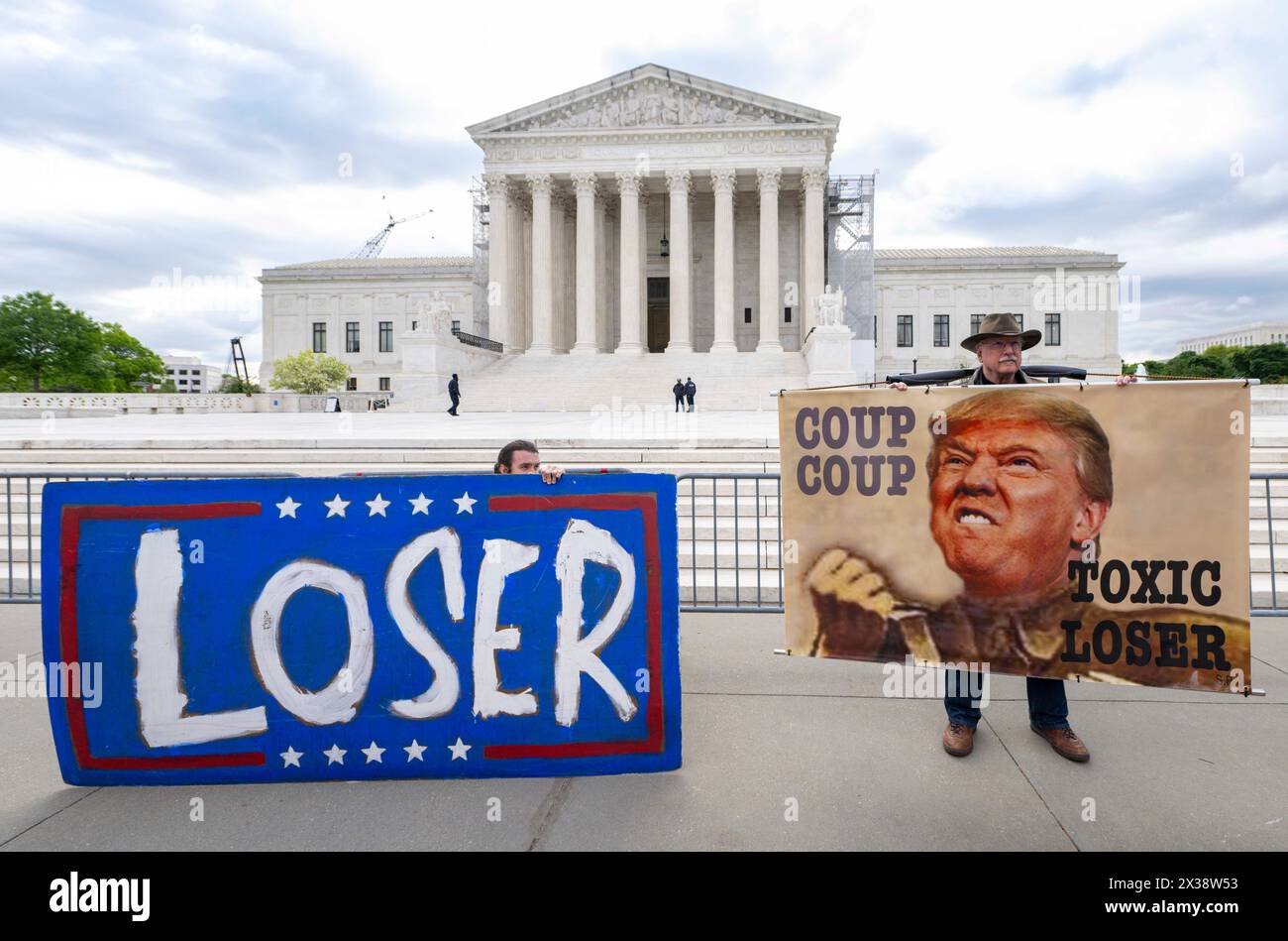 25. April 2024 – Washington, District of Columbia, USA – Menschen demonstrieren außerhalb des Obersten Gerichtshofs der Vereinigten Staaten, während die Richter Argumente hören, ob Donald Trump wegen der Anklage zur Rechenschaft gezogen werden kann, er habe versucht, die Ergebnisse der Präsidentschaftswahlen 2020 zu stürzen. Trumps Anwälte behaupten, dass er vor Strafverfolgung immun sei, weil er Präsident war, ein Plädoyer, der an Richard Nixons Aussage während eines Interviews mit David Frost im Jahr 1977 erinnert: „Wenn ein Präsident das tut, bedeutet das, dass es nicht illegal ist. (Credit Image: © Brian Cahn/ZUMA Press Wire) NUR REDAKTIONELLE VERWENDUNG! Nicht für Commercia Stockfoto