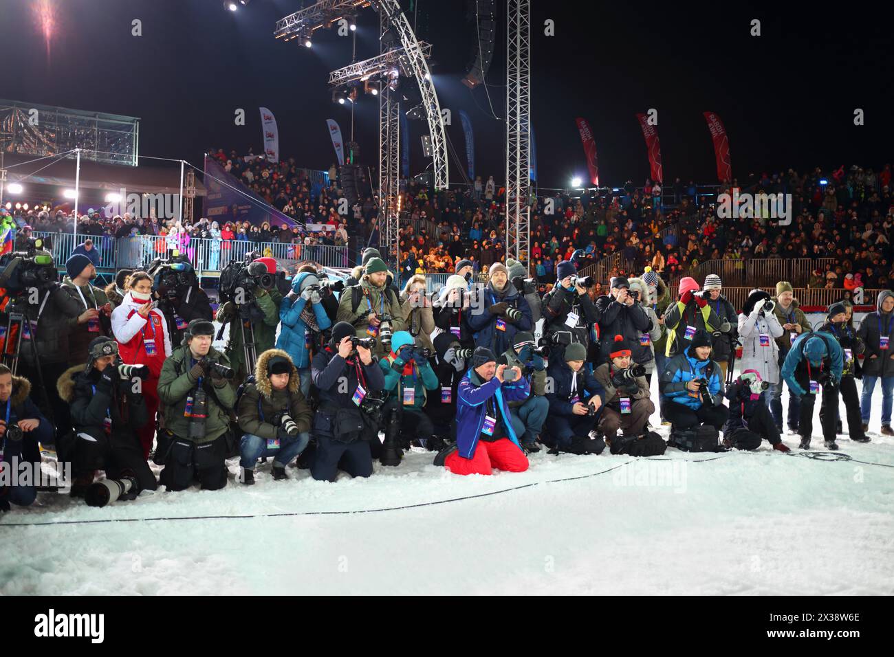 MOSKAU, RUSSLAND - 13. Februar 2016: Fotografen arbeiten während der FIS-Weltmeisterschaft Freestyle in der dunklen Nacht in Krylatskoje Stockfoto