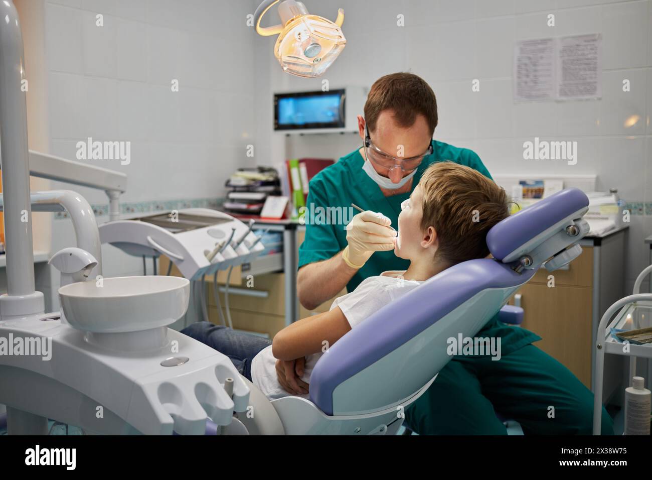 MOSKAU, RUSSLAND - 19. OKT 2016: Zahnarzt untersucht Mund und Zähne eines Jungen, der im Sessel sitzt, im Kinderkrankenhaus Sanare für Kinder jeden Alters Stockfoto