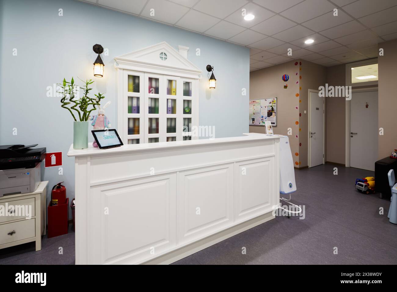 MOSKAU, RUSSLAND - 19. OKT 2016: Innenraum der Empfangshalle in der Kinderklinik Sanare für Kinder aller Altersgruppen von der Geburt bis zum 17. Lebensjahr. Stockfoto
