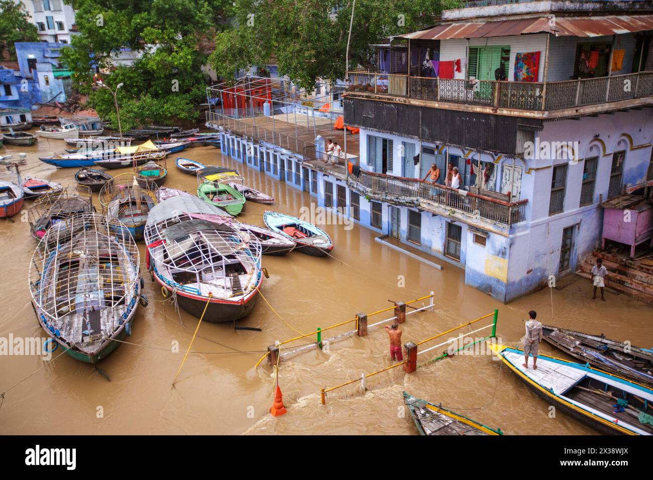 Geschwollener Ganges während des Monsuns am Meer Ghat in Varanasi, Indien. Stockfoto