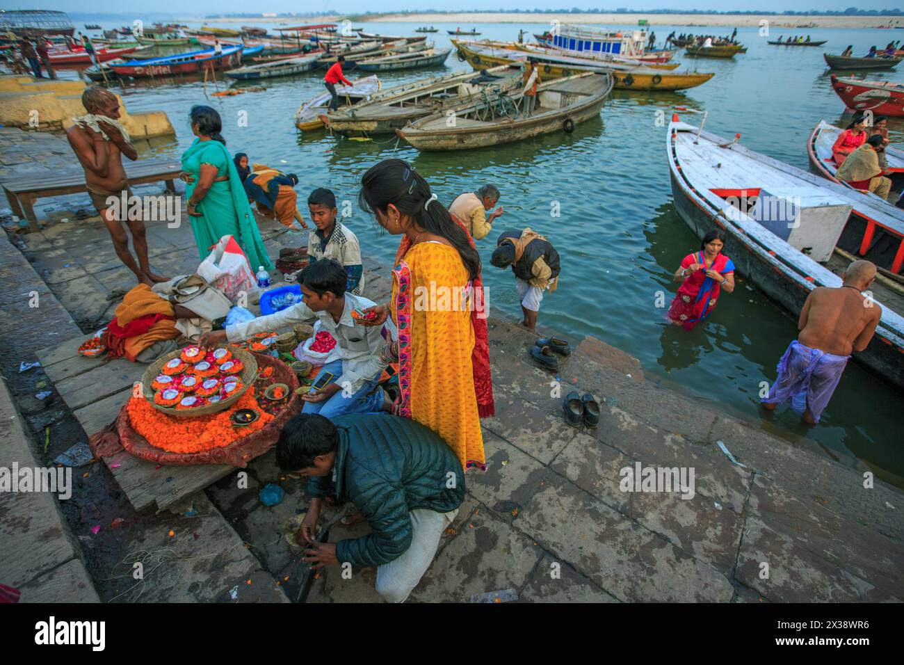 Pilgeraktivität am Morgen am Ufer des Ganges in Varanasi, Indien. Stockfoto