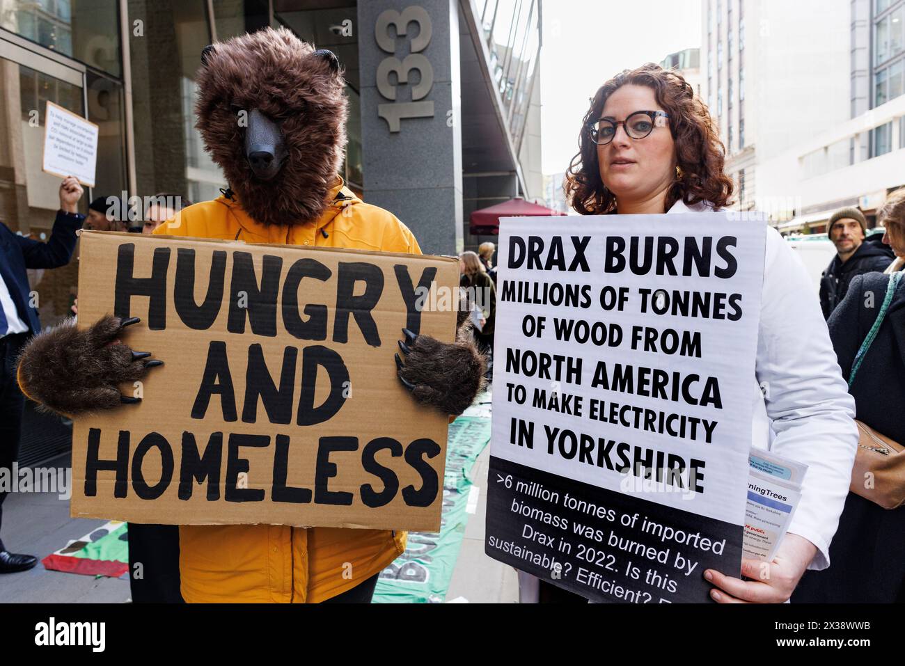 April 2024. Protest vor der DRAX AGM in London. Drax ist ein Kraftwerk für Holzbiomasse in Yorkshire. Es handelt sich um ein ehemaliges Kohlekraftwerk, das in Biomasse umgewandelt wurde und nun vollständig Holzbiomasse verbrennt. Drax ist der größte CO2-Emitter der USA und der größte Baumbrenner der Welt. Ihre Aktionen verursachen enorme Schäden für Gemeinschaften, Wälder und die biologische Vielfalt. Drax hat 6 Milliarden Pfund in Großbritannien erhalten. Subventionen für erneuerbare Energien. Protestierende Aktionäre wurden gewaltsam aus dem Gebäude geworfen. #AxeDrax #ChrisPackham #DRAX #ClimateChange #ClimateBreakdown #GlobalHeat Stockfoto