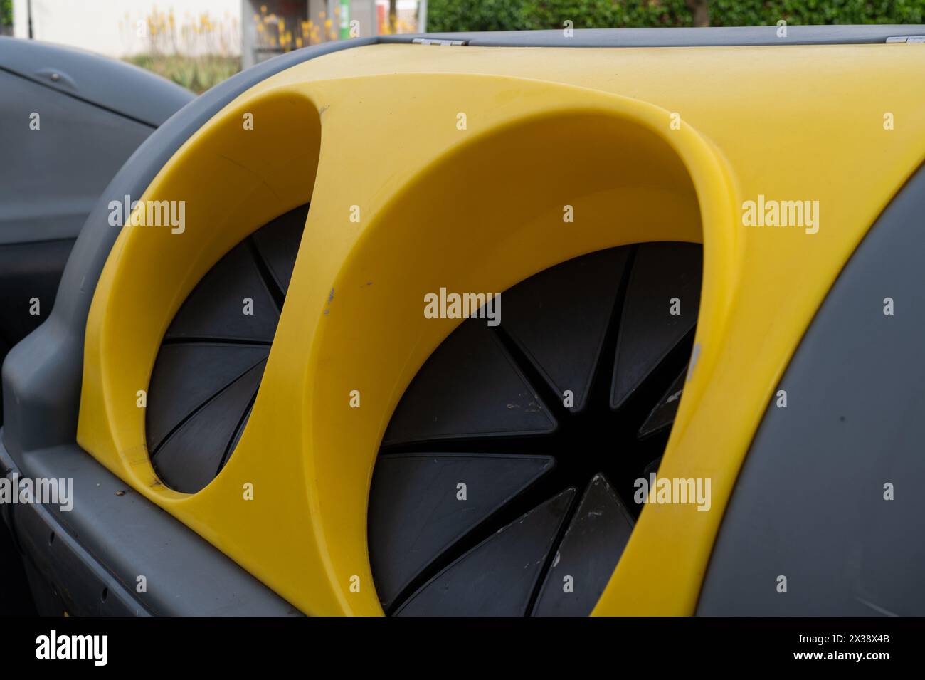Eingang zum gelben Container-Mülltonne Stockfoto