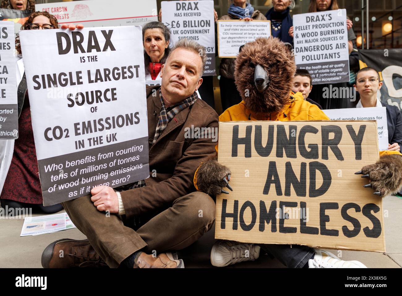 April 2024. Der Naturforscher und TV-Moderator Chris Packham nimmt an Protesten vor der DRAX AGM in London Teil. Drax ist ein Kraftwerk für Holzbiomasse in Yorkshire. Es handelt sich um ein ehemaliges Kohlekraftwerk, das in Biomasse umgewandelt wurde und nun vollständig Holzbiomasse verbrennt. Drax ist der größte CO2-Emitter der USA und der größte Baumbrenner der Welt. Ihre Aktionen verursachen enorme Schäden für Gemeinschaften, Wälder und die biologische Vielfalt. Drax hat 6 Milliarden Pfund in Großbritannien erhalten. Subventionen für erneuerbare Energien. Protestierende Aktionäre wurden gewaltsam aus dem Gebäude geworfen. #AxeDrax #ChrisPackham # Stockfoto