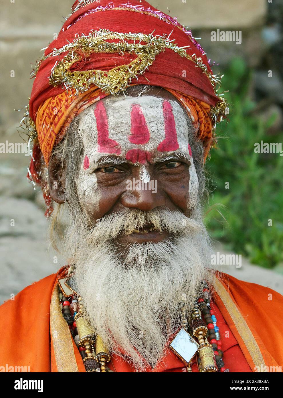 Porträt eines hinduistischen Sadhu oder spirituellen Aspiranten in Varanasi, Indien Stockfoto