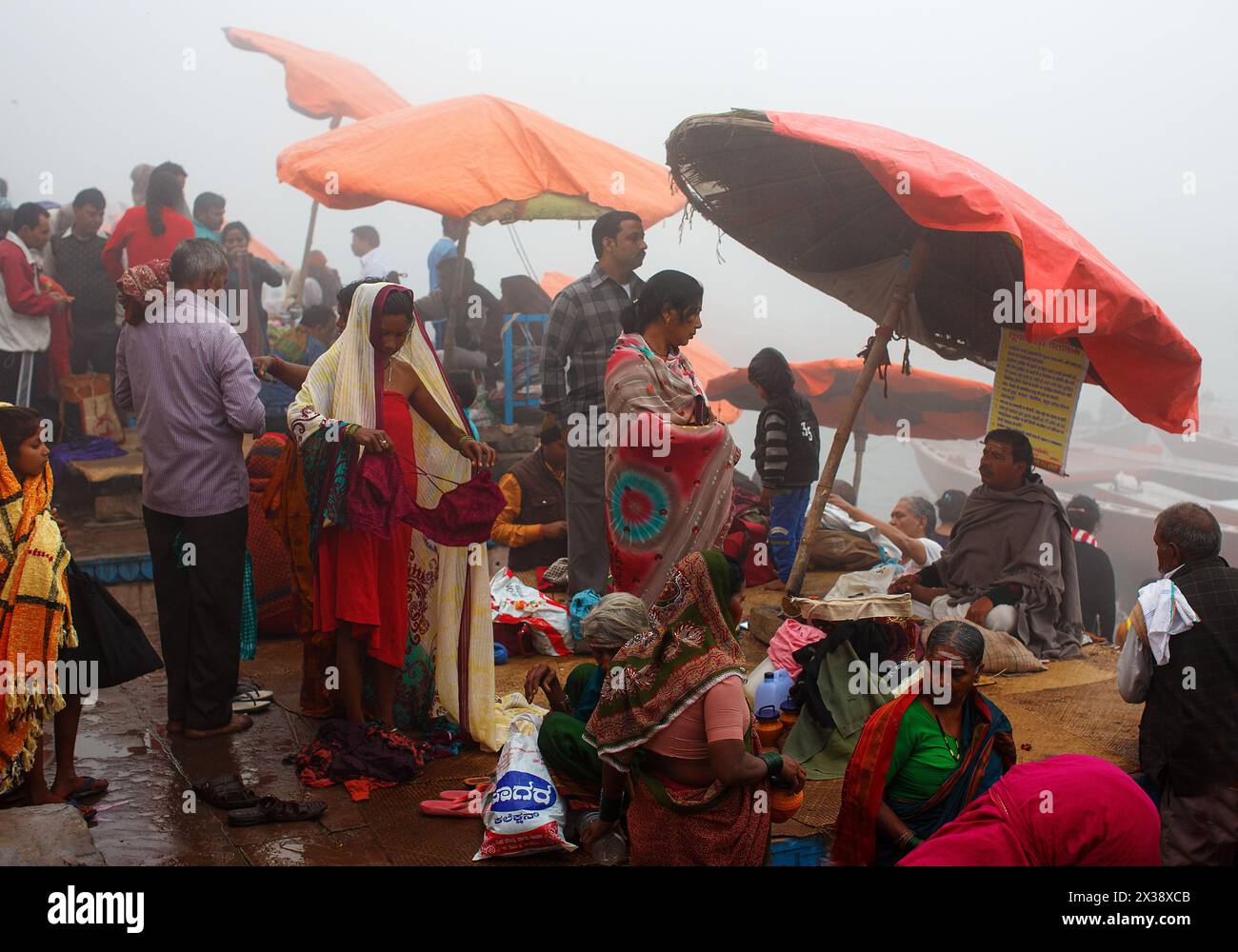 Pilgeraktivität an einem nebeligen Morgen am Ufer des Ganges in Varanasi, Indien Stockfoto