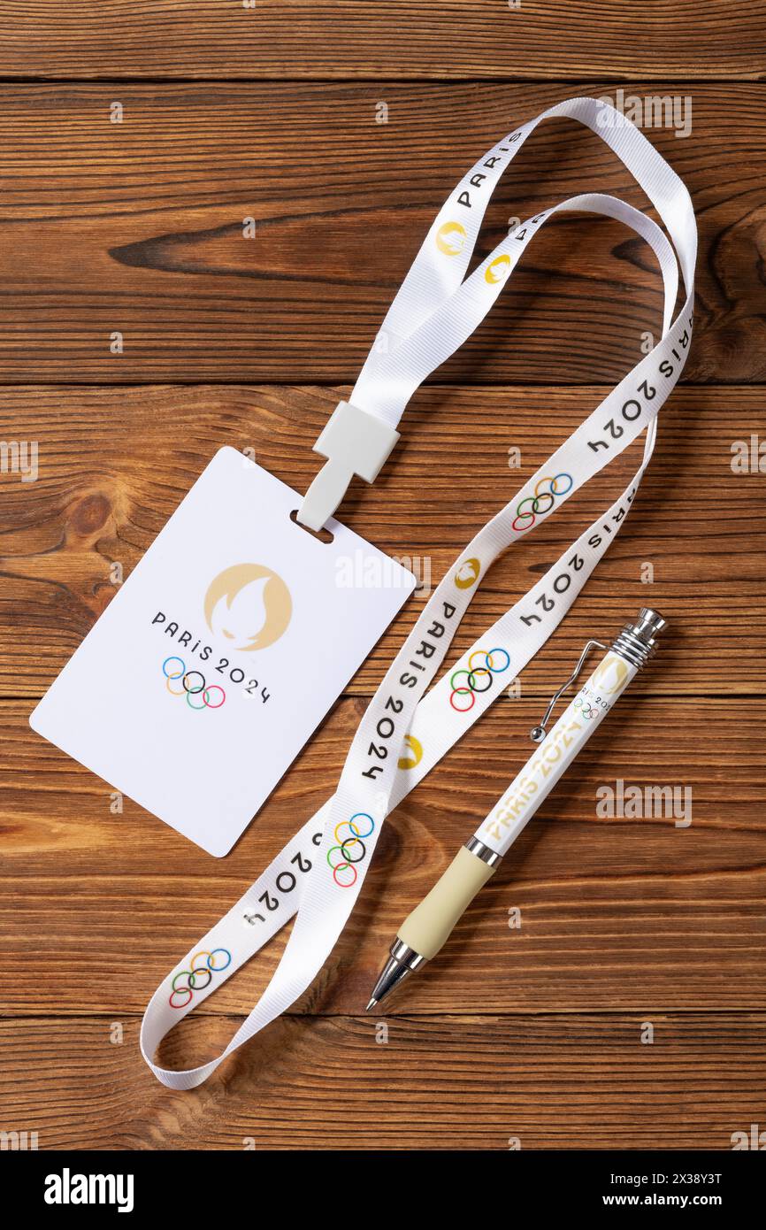 ZHONGSHAN China-24. April 2024: Olympische Spiele 2024 IC-Kartenkugelpunkt in vertikaler Komposition. Stockfoto