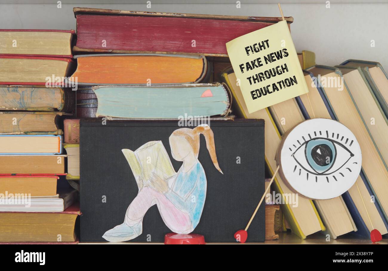 Kampf gegen Fake News Konzept, unterzeichnen mit Slogan Kampf Fake Nachrichten Zeichnung eines reding Mädchen und Bücher. Bildung, Lernen, Kampf Dummheit durch Bildung Stockfoto