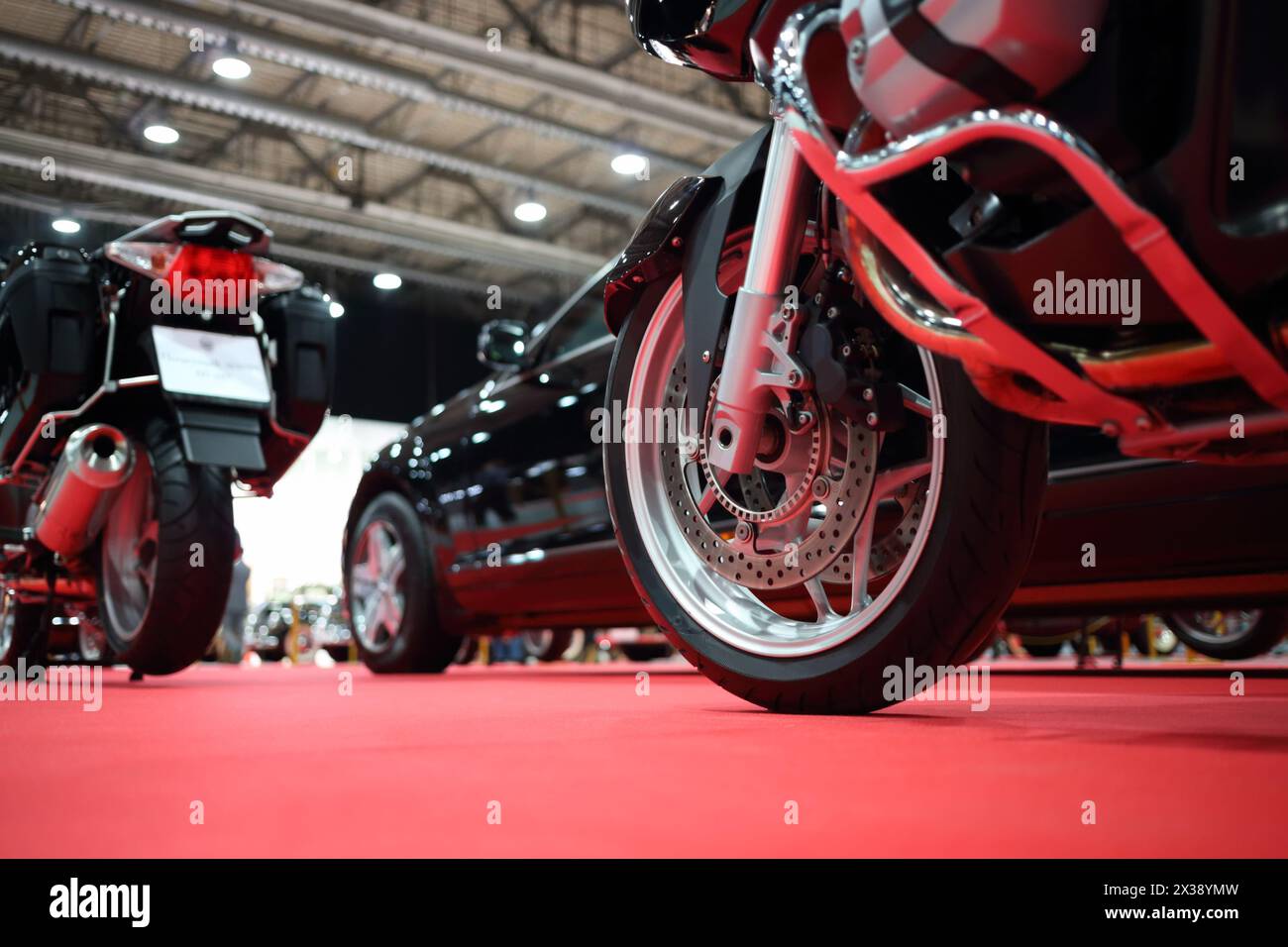 Schwarze Fahrräder für das Cordge, Auto auf rotem Teppich in der Ausstellung, Nahaufnahme Stockfoto
