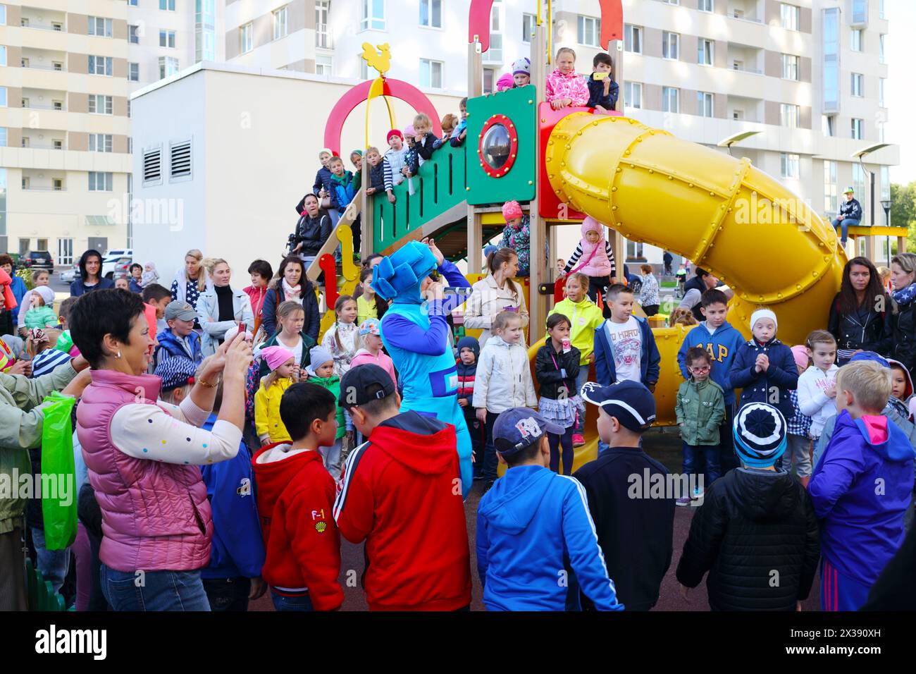 MOSKAU - 31. August 2016: Viele Kinder und Entertainer während des Urlaubs im Wohnkomplex der Elk-Insel Stockfoto